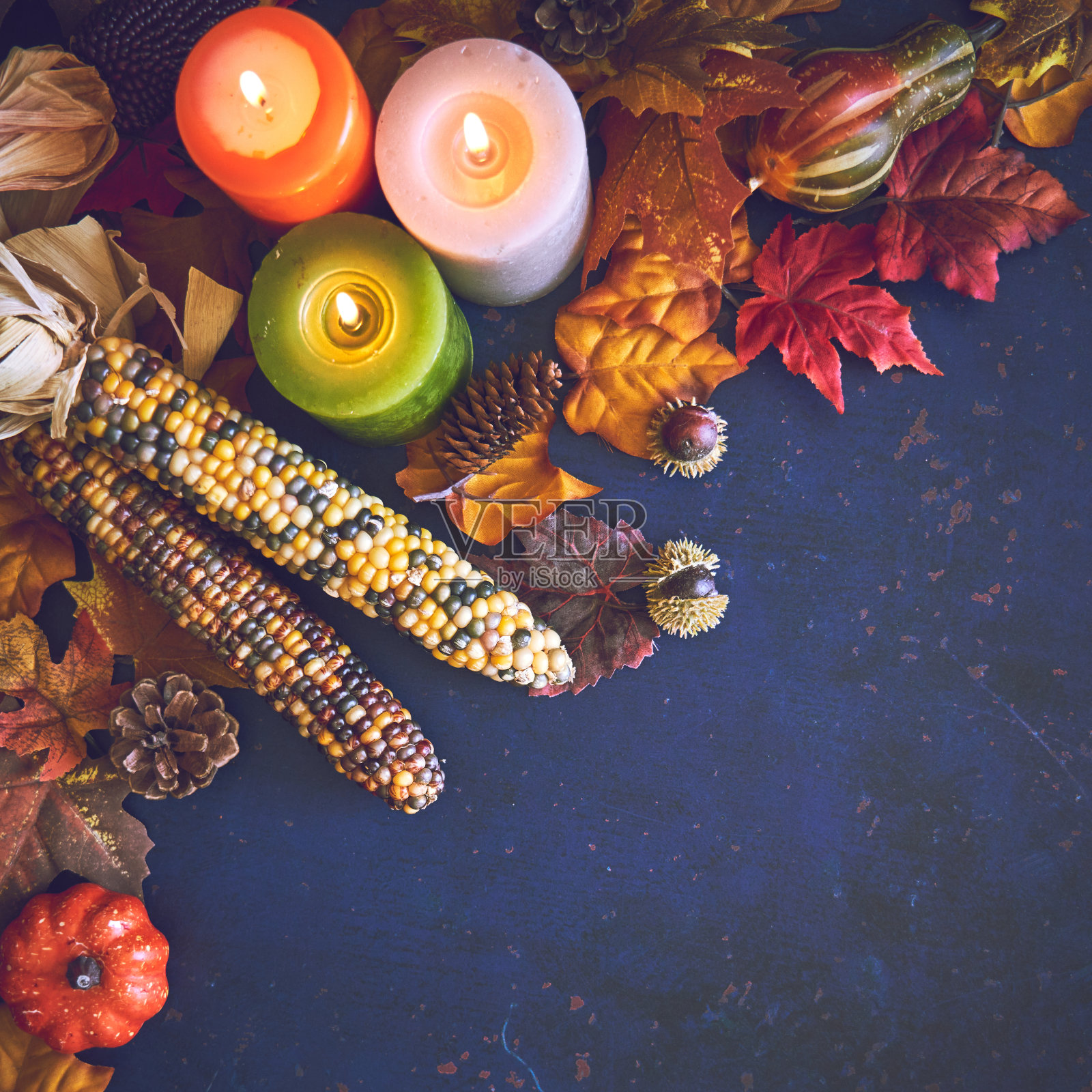 秋季装饰背景蜡烛，南瓜，树叶和坚果照片摄影图片