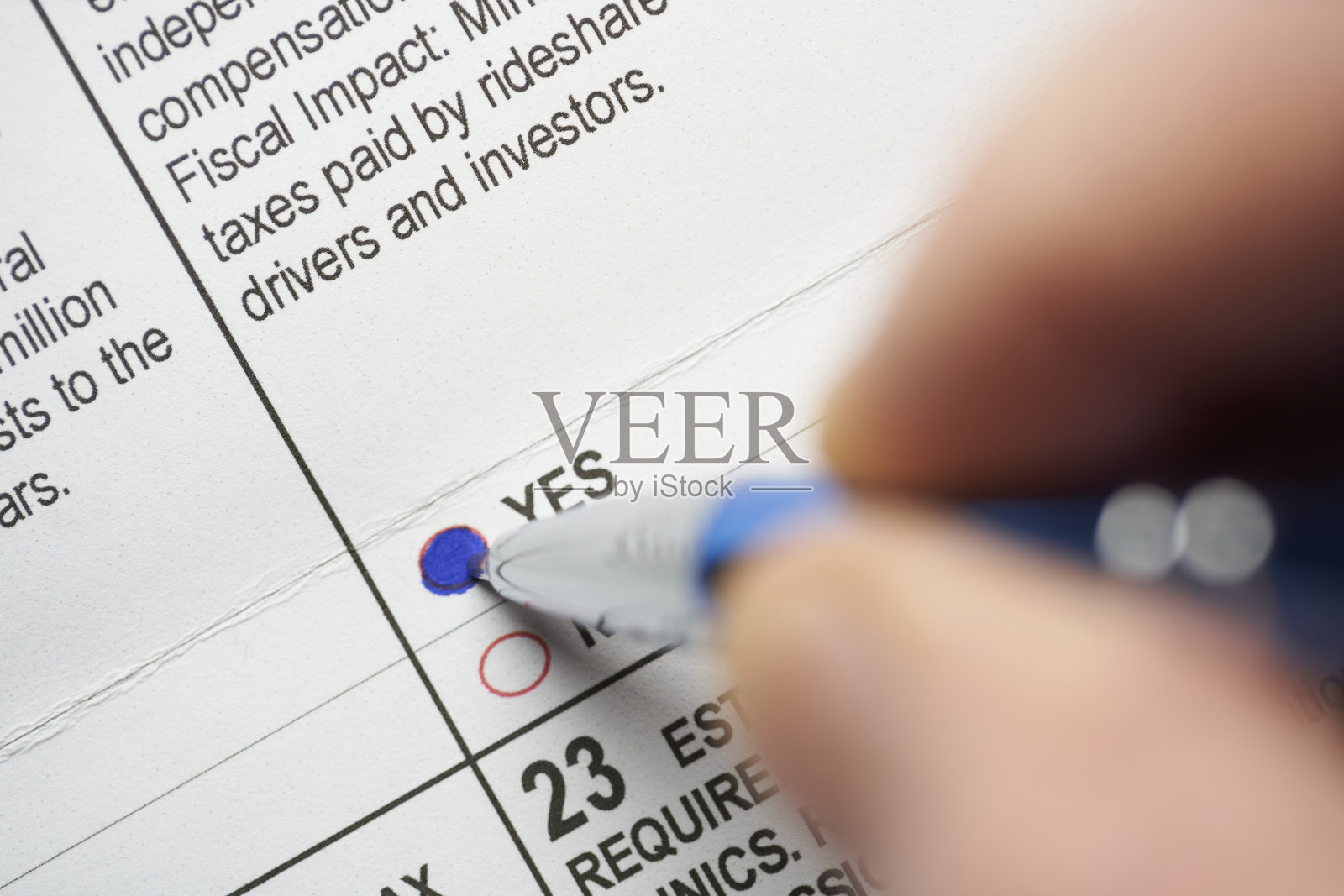 邮寄投票:填写选举选票以邮寄方式邮寄的人照片摄影图片