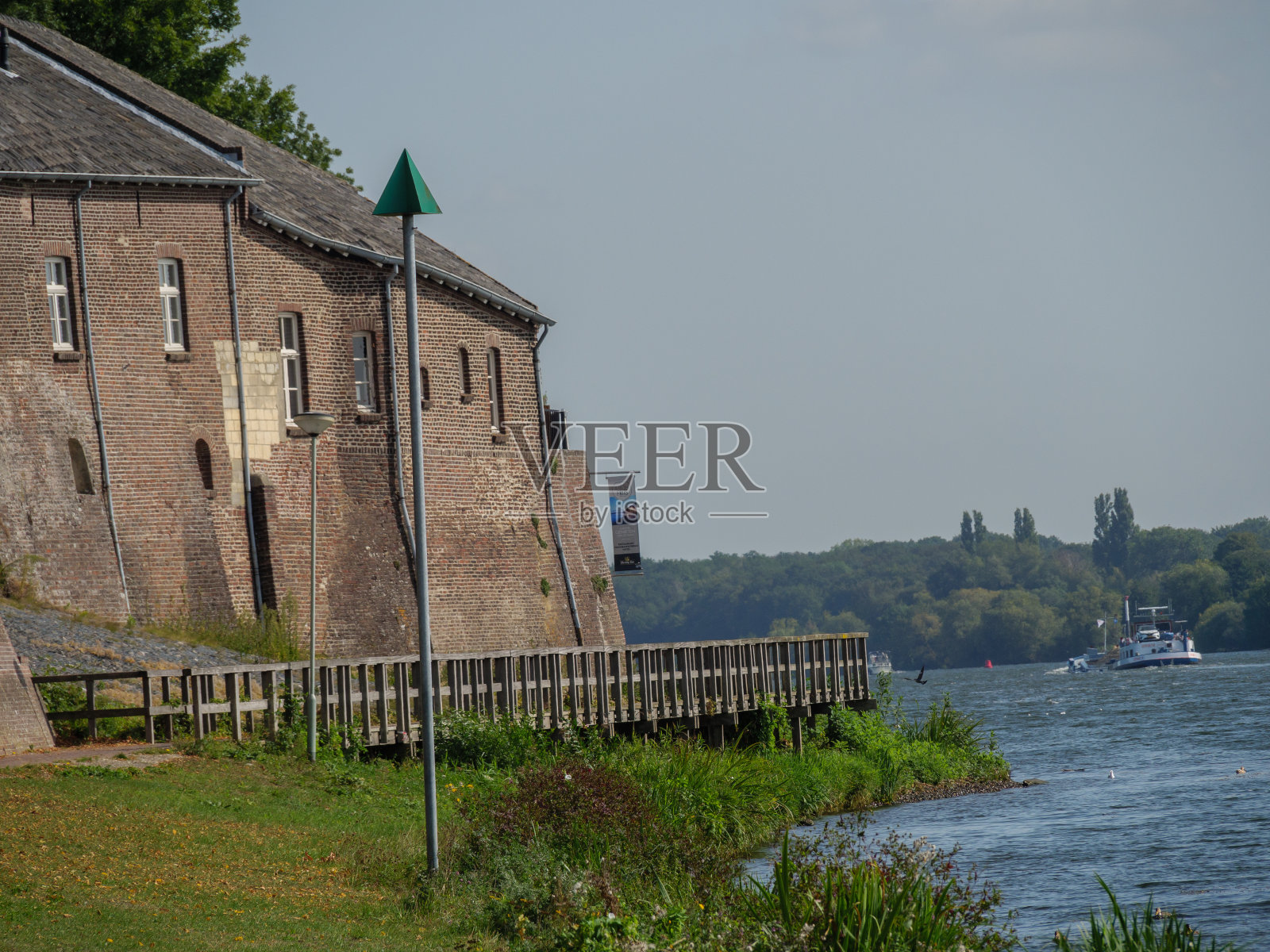 马斯河边的一个叫凯塞尔的小村庄照片摄影图片