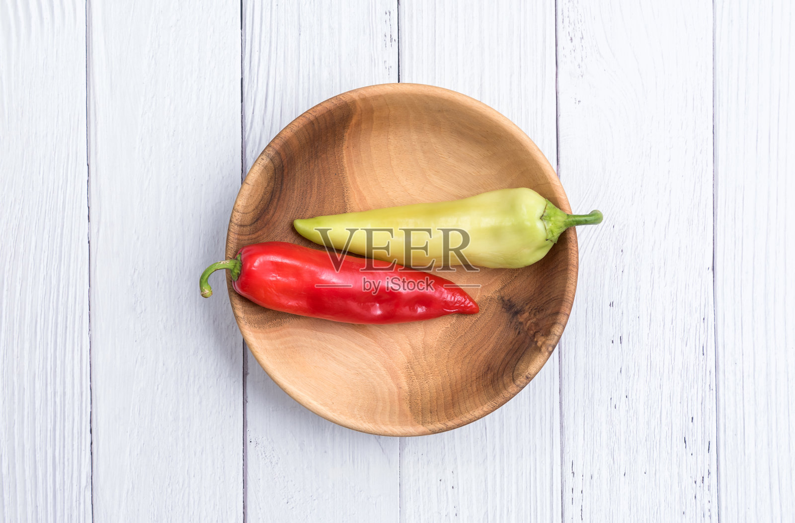 红绿的生辣椒放在一个木碗里照片摄影图片