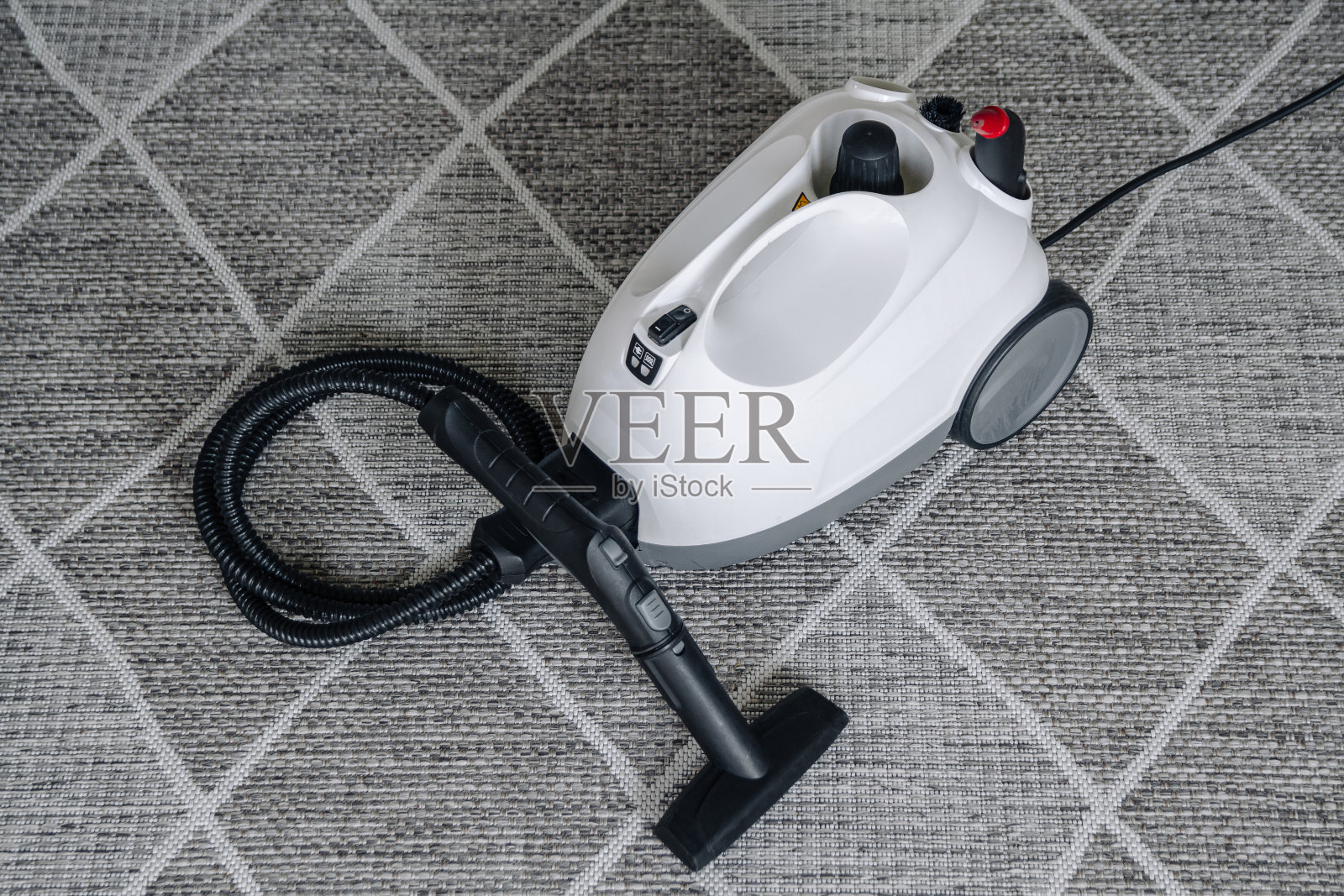 地毯上的蒸汽清洁剂，俯视图照片摄影图片