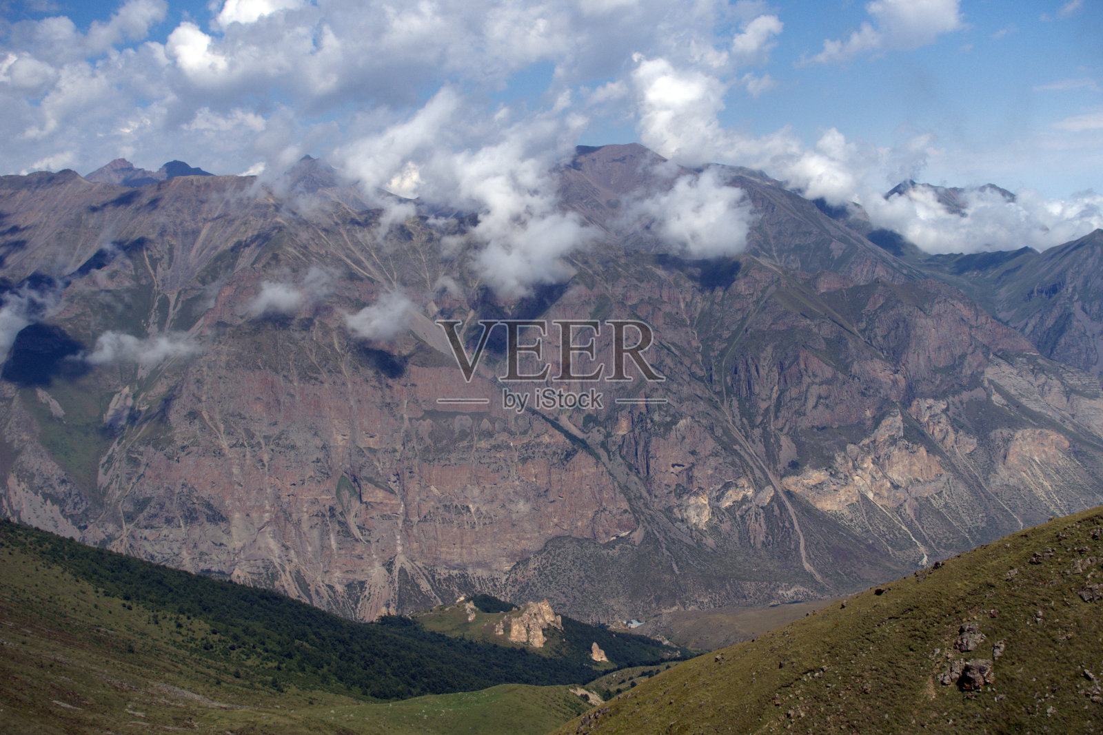 高山景观与山峰和绿色山谷。照片摄影图片