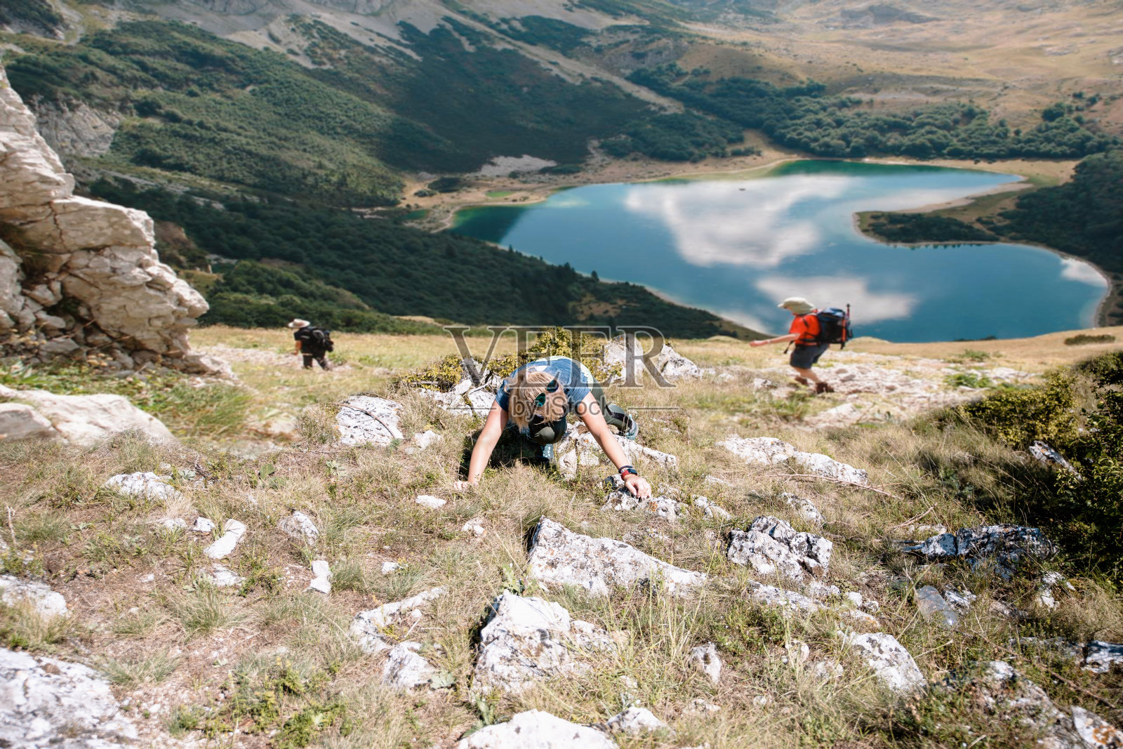 在美丽的风景中远足照片摄影图片