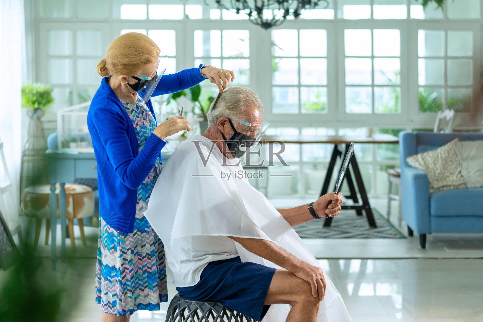 老年爱人居家自我隔离隔离照片摄影图片