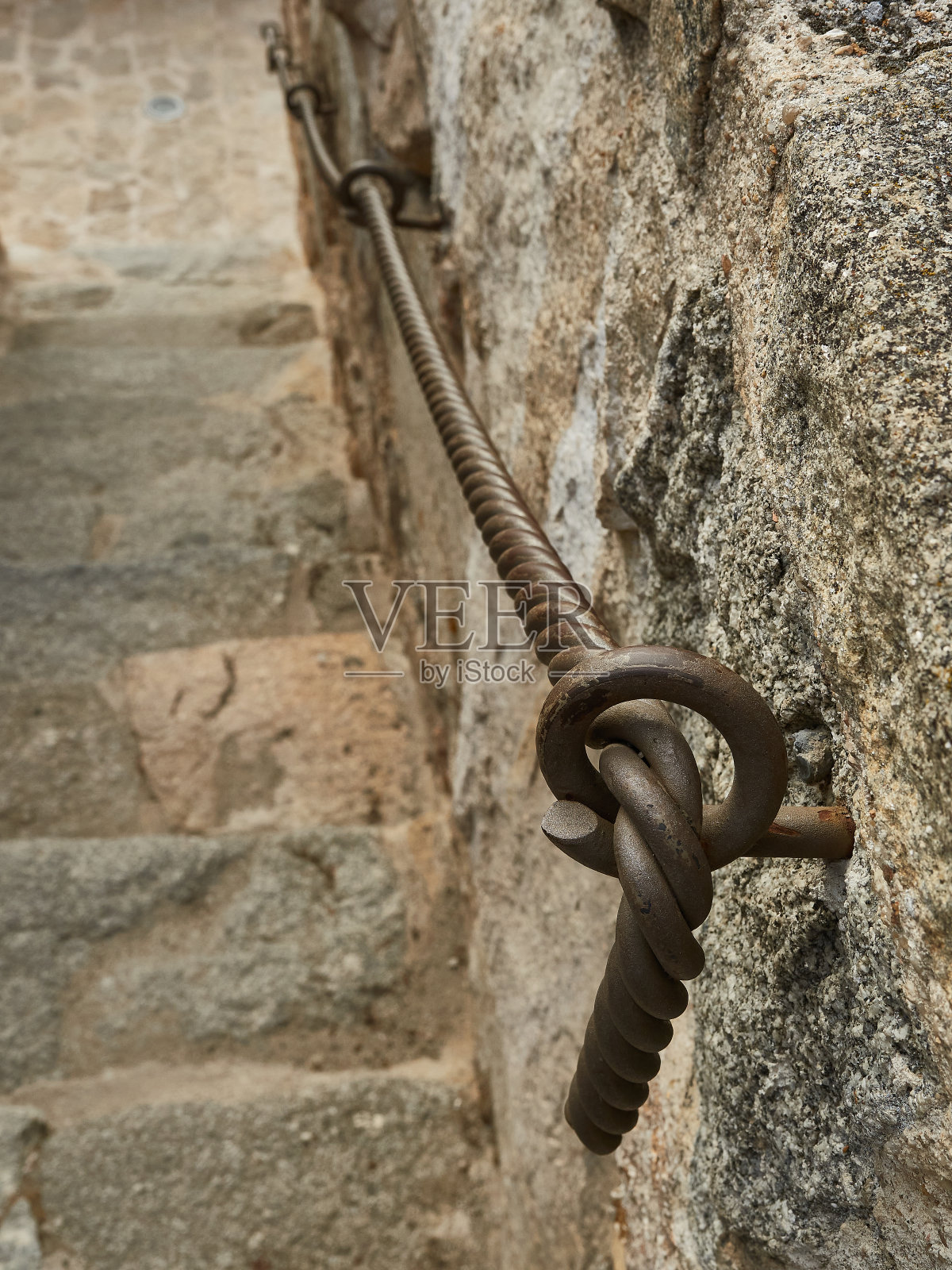 阿维拉城墙上的铁栏杆照片摄影图片