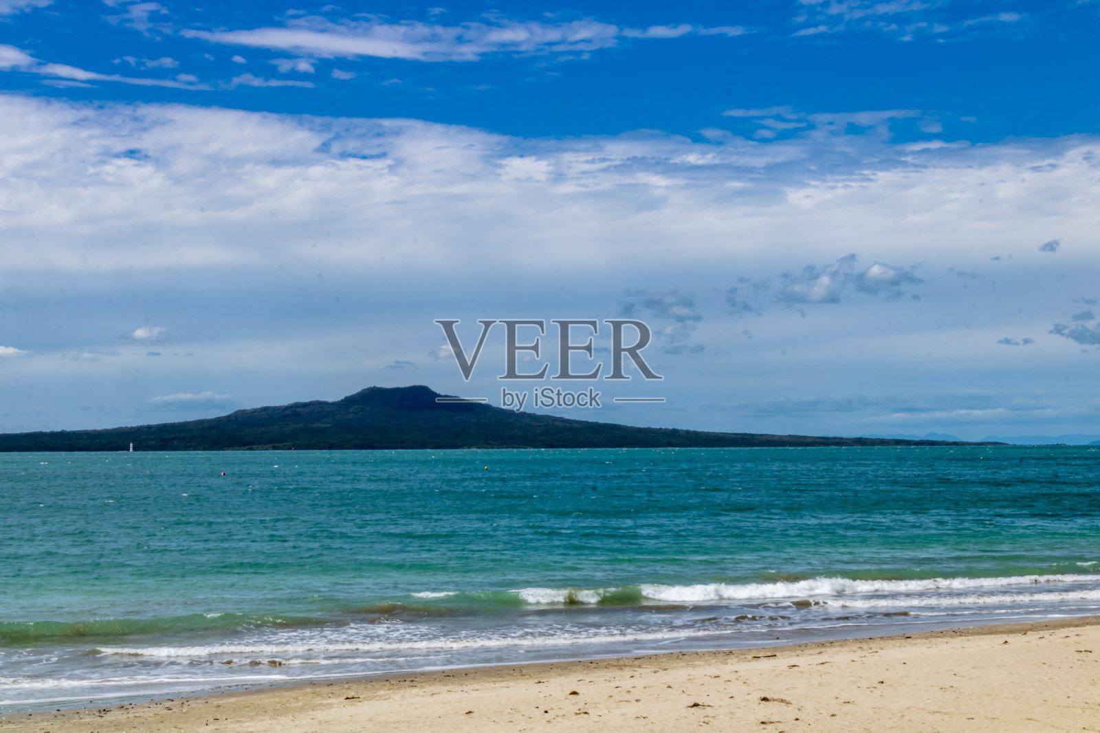 海浪在海滩上翻滚。Takapuna海滩，奥克兰，新西兰照片摄影图片