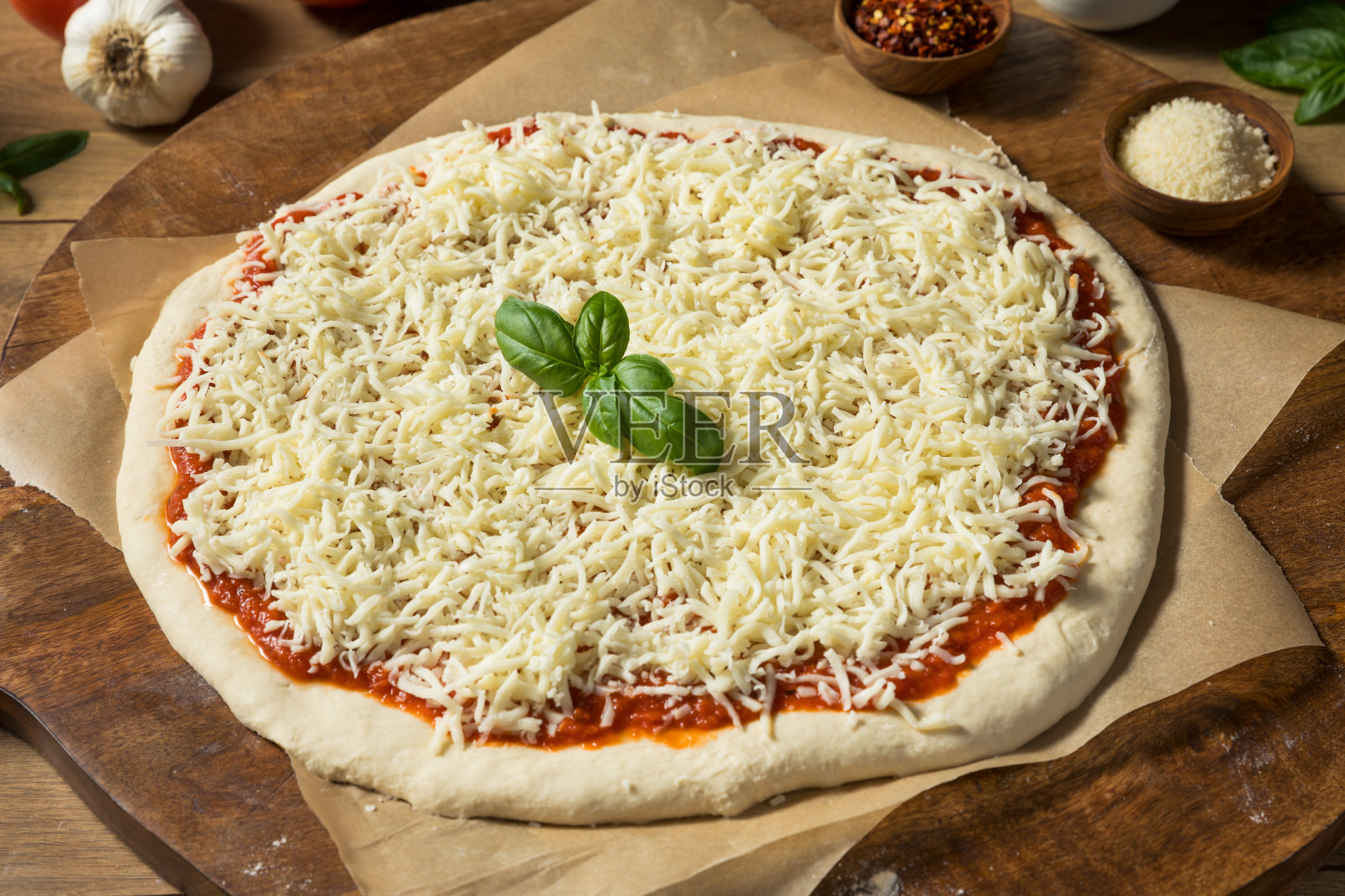 准备自制的生奶酪披萨照片摄影图片