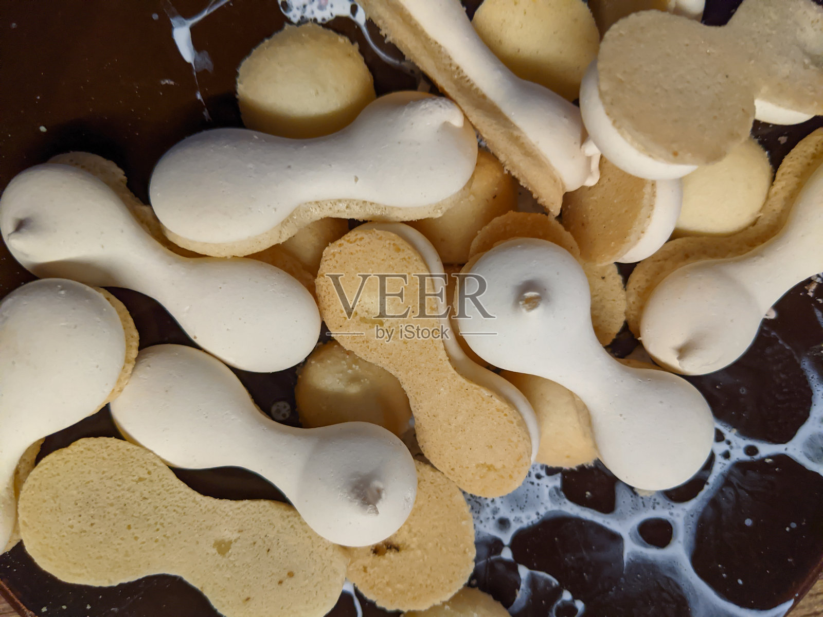 瓷盘上放着饼干照片摄影图片