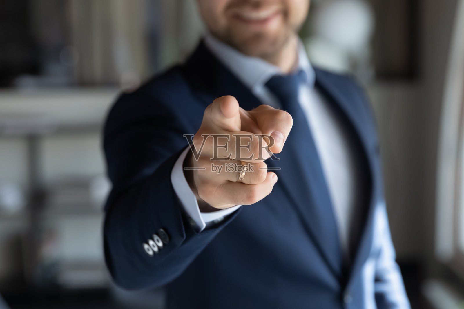 镜头拉近，年轻男性人事经理指着镜头。照片摄影图片