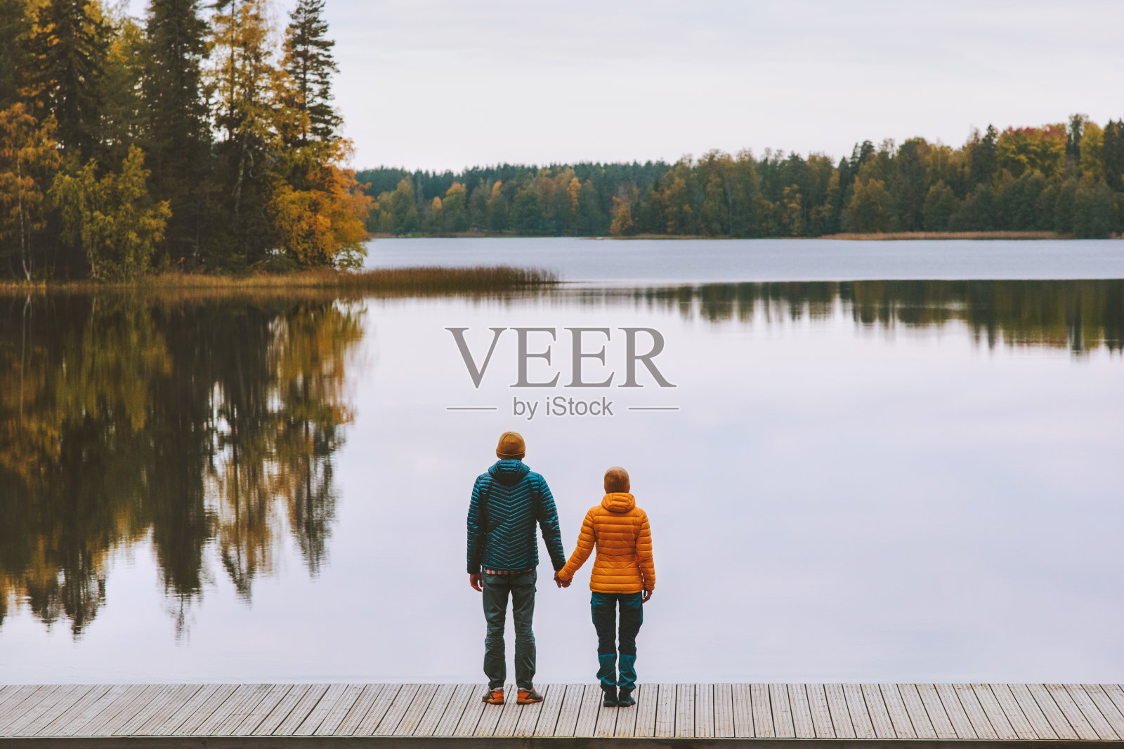 秋日湖畔情侣牵手浪漫约会照片摄影图片