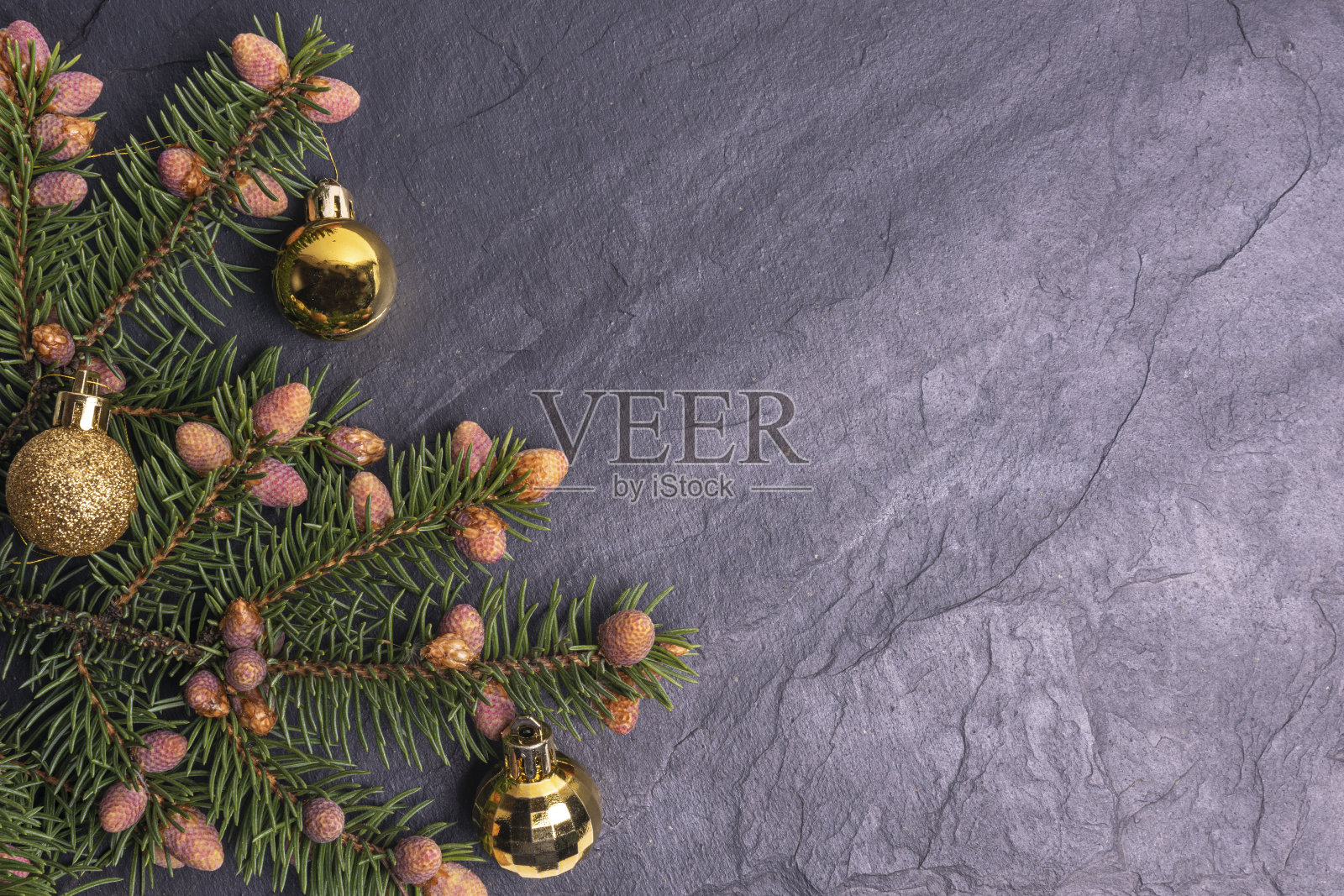 圣诞节的背景用杉木树枝装饰照片摄影图片