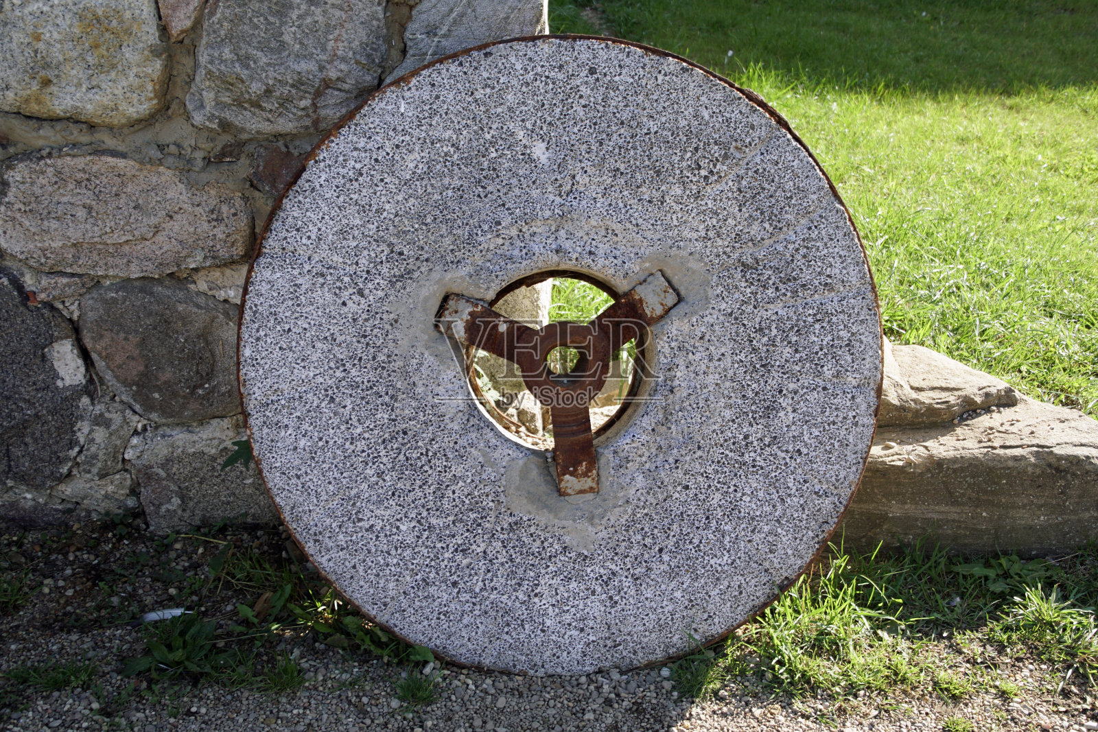 磨石由花岗岩制成，供磨房使用。复古。水磨的细节照片摄影图片