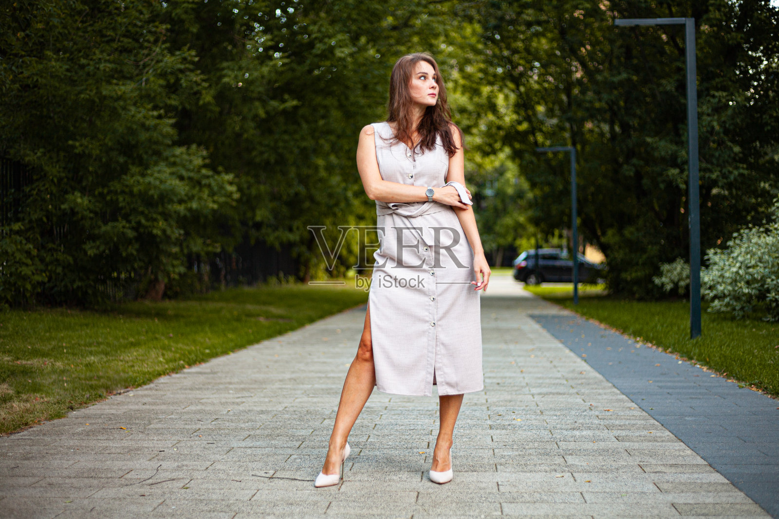 公园里年轻漂亮的女人照片摄影图片