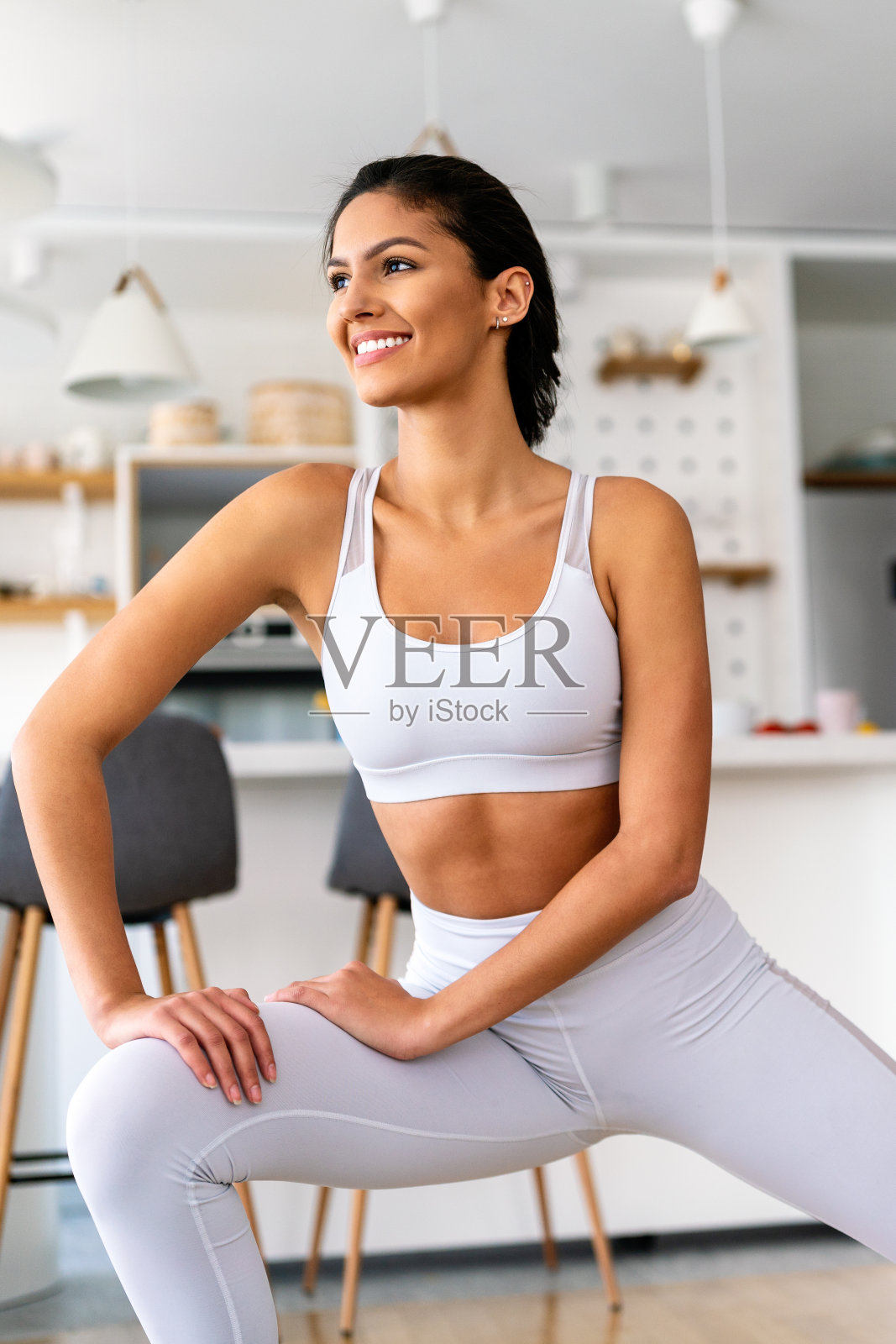 运动美女在家锻炼以保持健康照片摄影图片