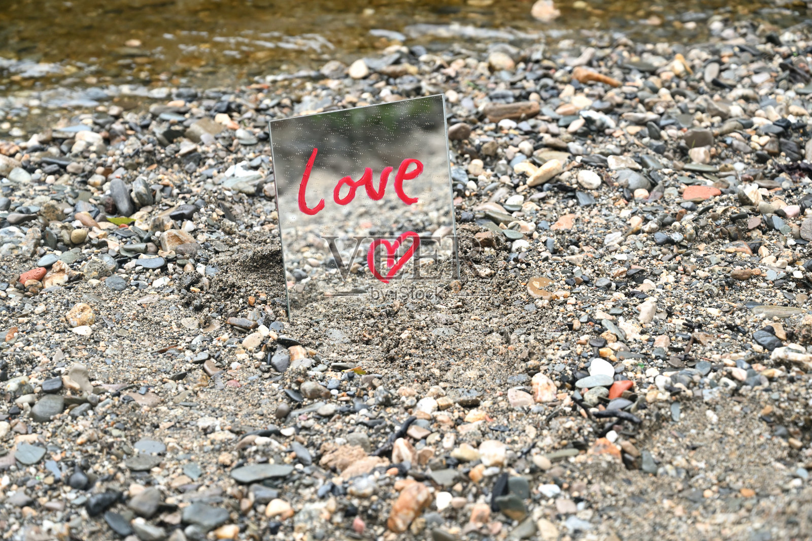 在自然的环境中，用红唇在镜子上写下爱的讯息照片摄影图片