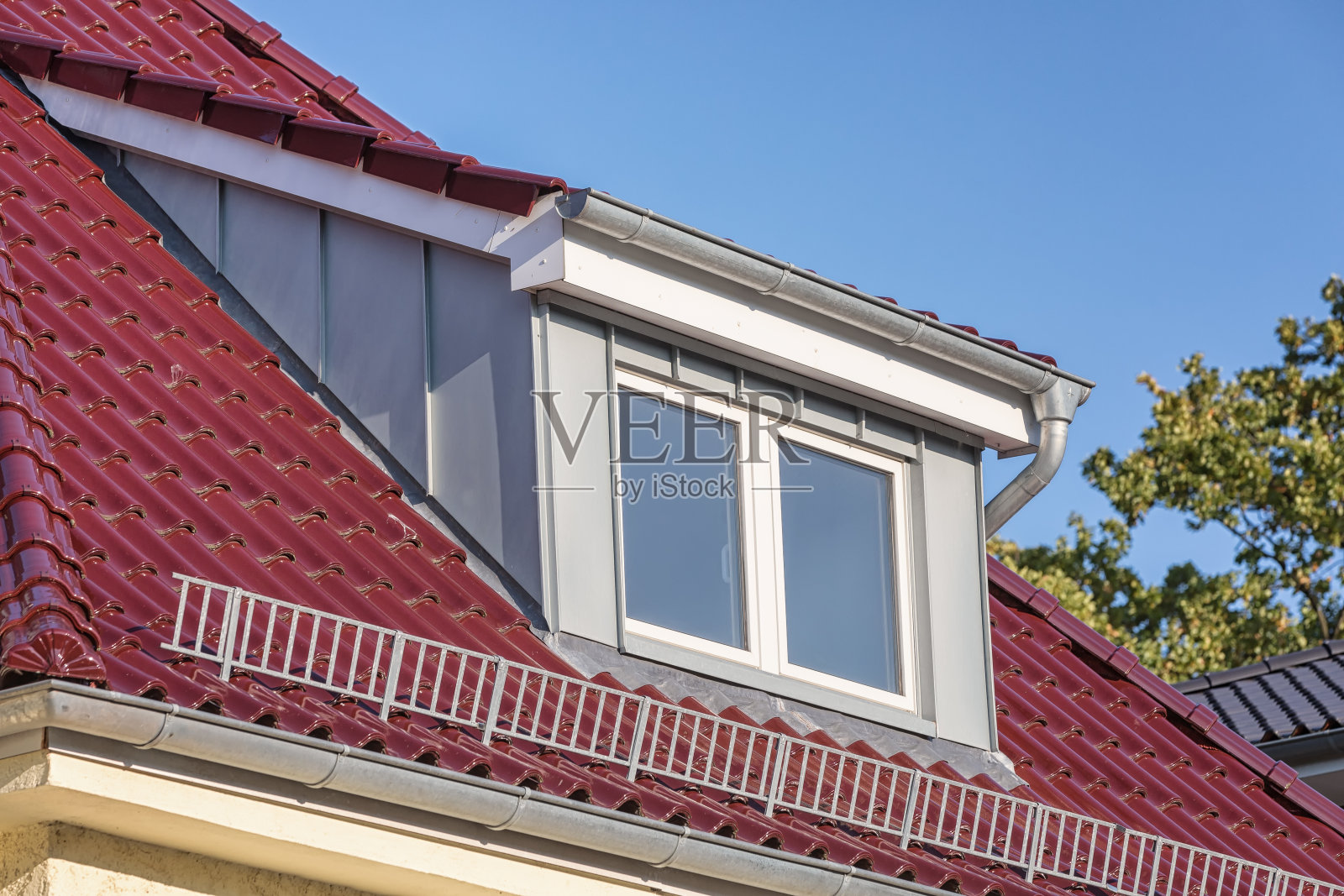 晴空下建筑物的低角度视图照片摄影图片