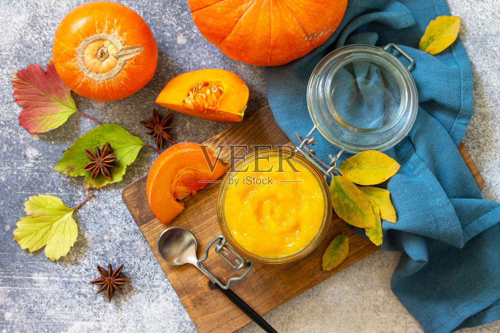 感恩节的秋南瓜大餐。石板背景上的南瓜泥。俯视图平铺背景。照片摄影图片