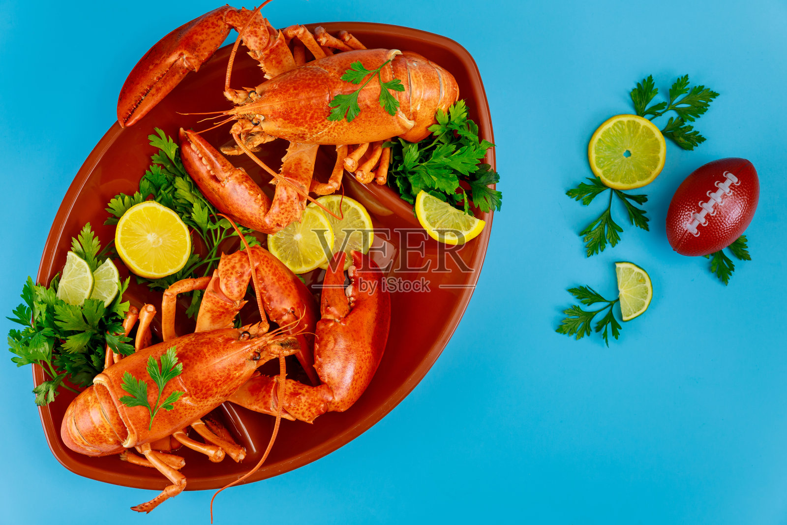 美味的柠檬龙虾配足球观看派对。照片摄影图片