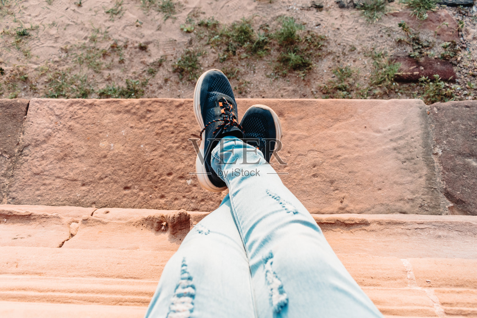 近距离拍摄的女性腿与鞋照片摄影图片
