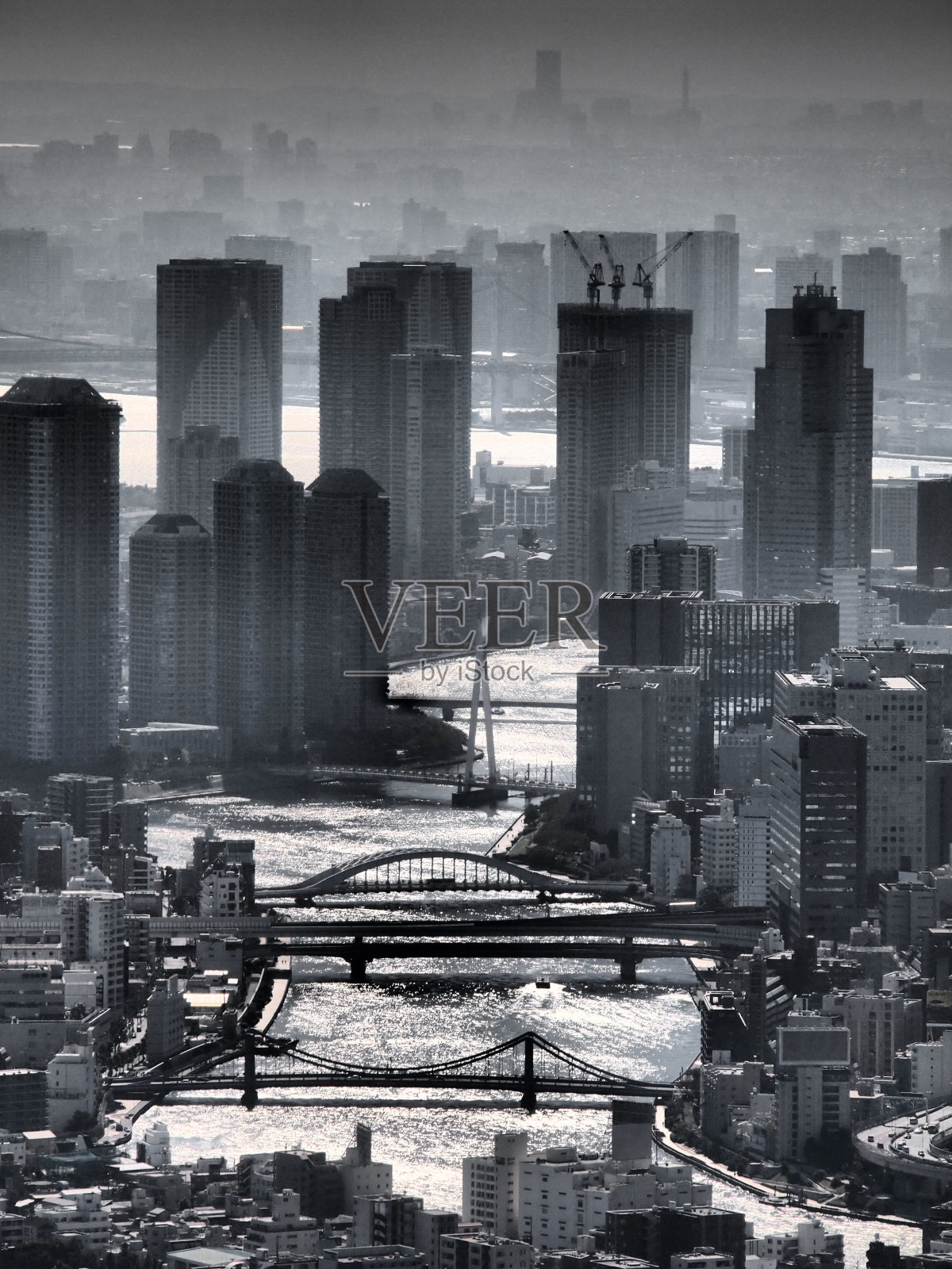 灰色单色城市东京，神秘氛围照片摄影图片