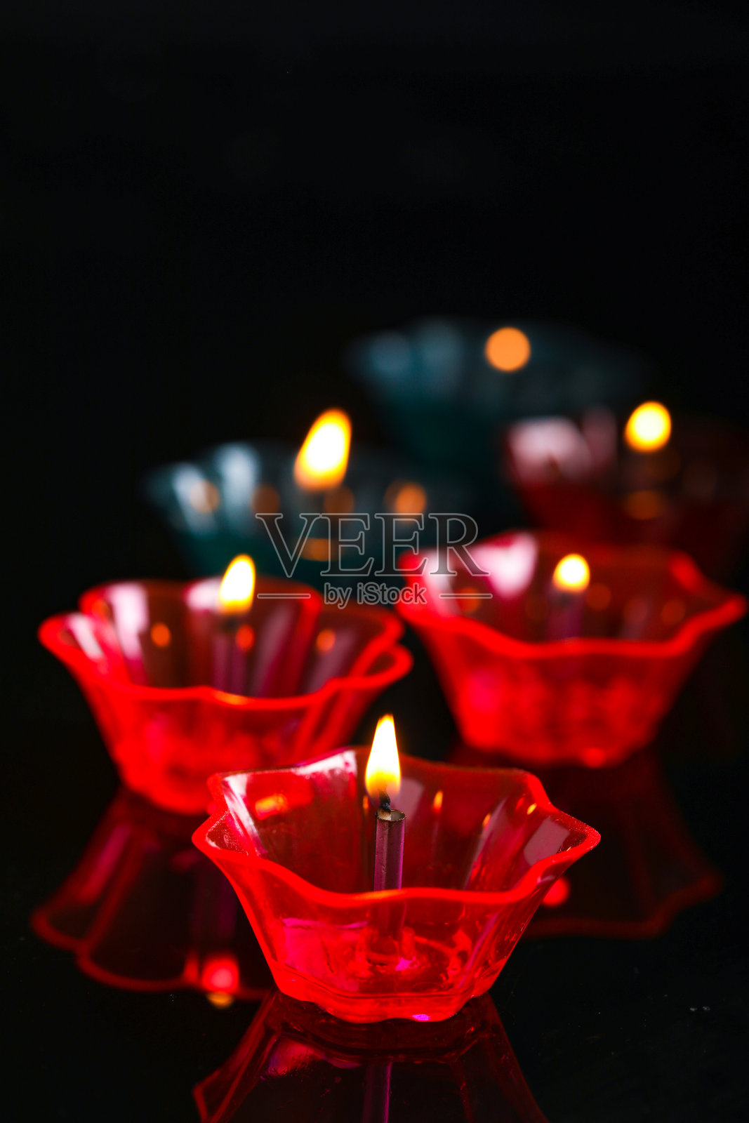 印度排灯节，黑色背景上的油灯照片摄影图片