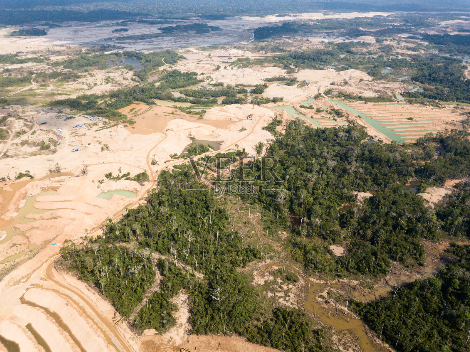 由于非法金矿开采而导致森林砍伐的航拍图像。照片摄影图片