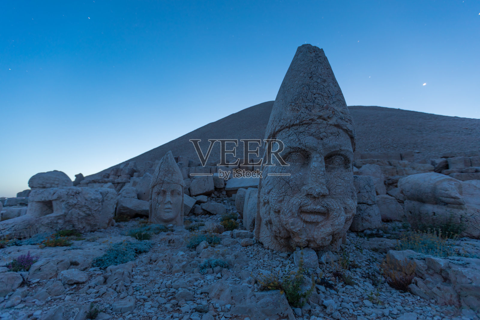 内姆鲁特山上的巨大神像。照片摄影图片