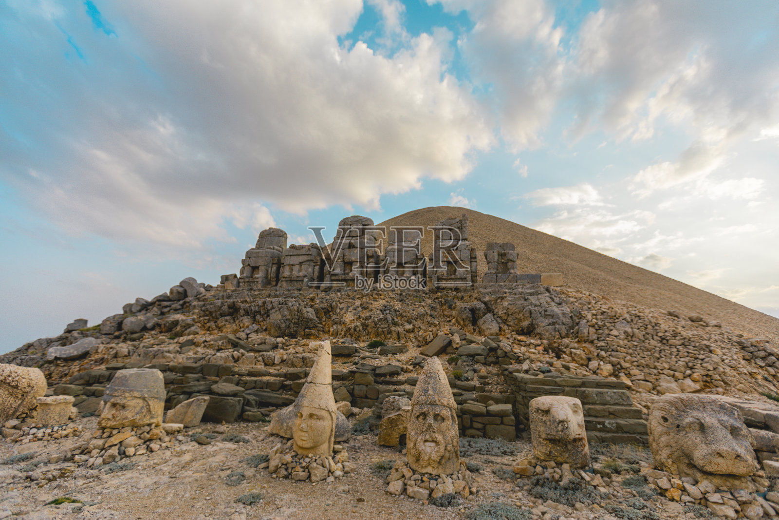 内姆鲁特山上的巨大神像。照片摄影图片