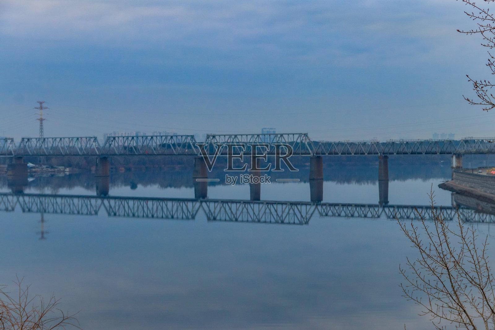 乌克兰基辅，横跨第聂伯河的佩特里夫斯基铁路桥照片摄影图片