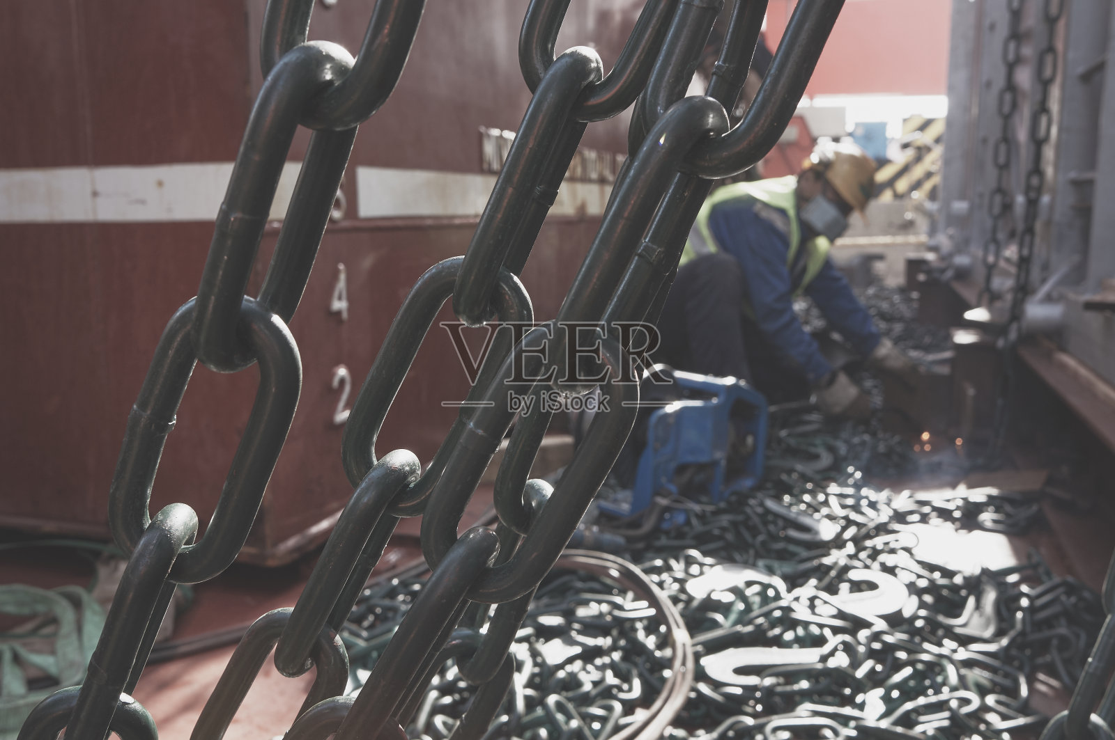 焊工在系固货物的甲板上焊接照片摄影图片