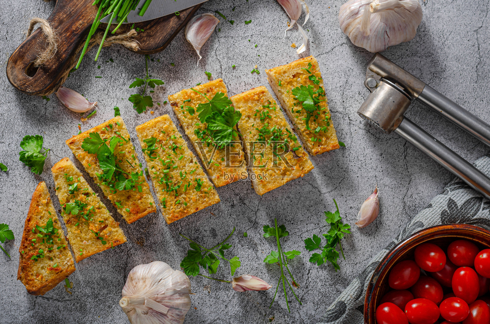 自制蒜蓉黄油法棍面包照片摄影图片