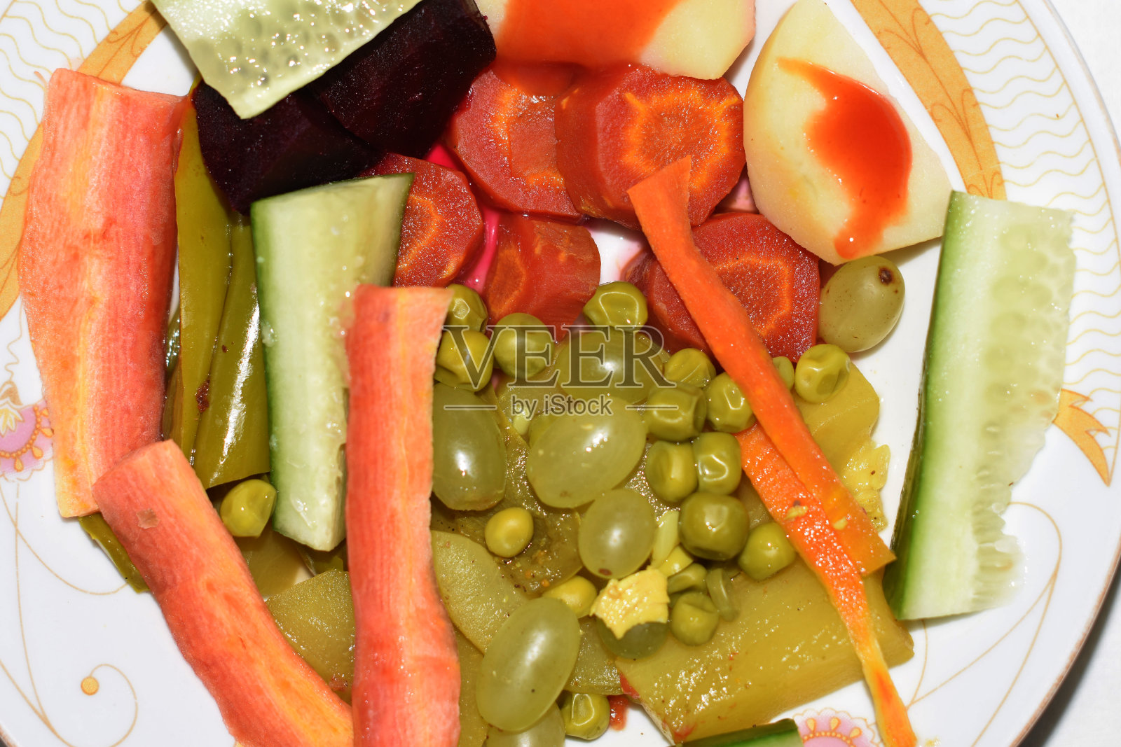 亚洲美食拼盘：水果、蔬菜、沙拉照片摄影图片