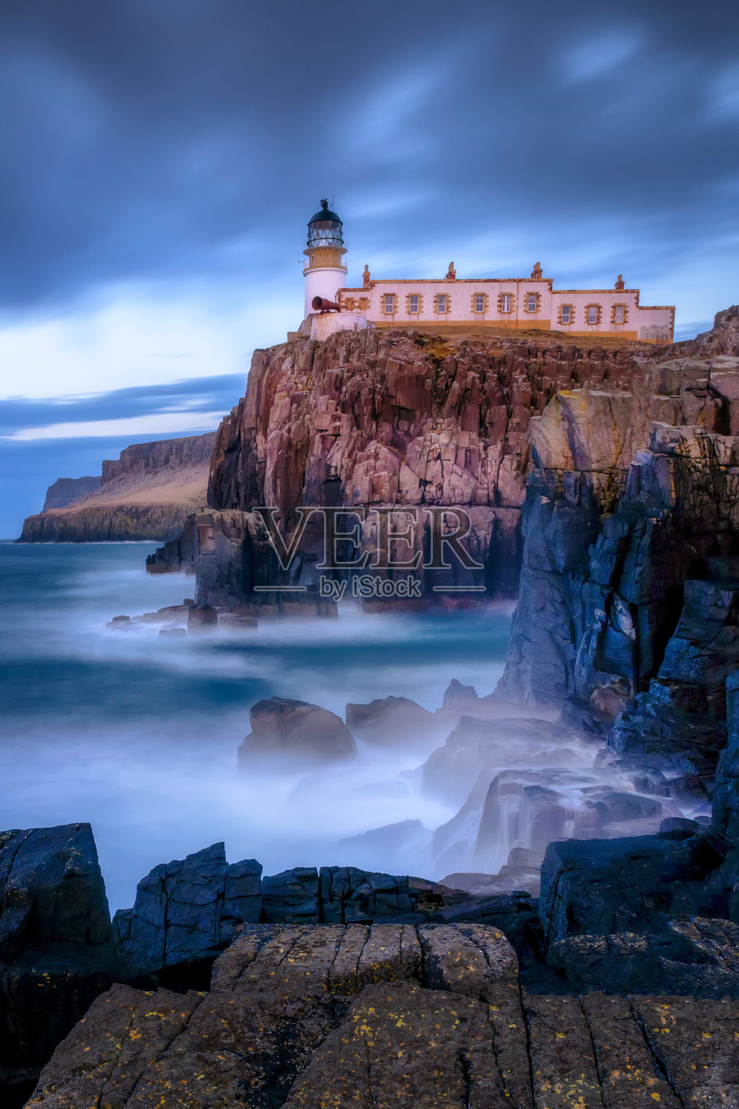 日落时分，苏格兰斯凯岛的奈斯特灯塔照片摄影图片