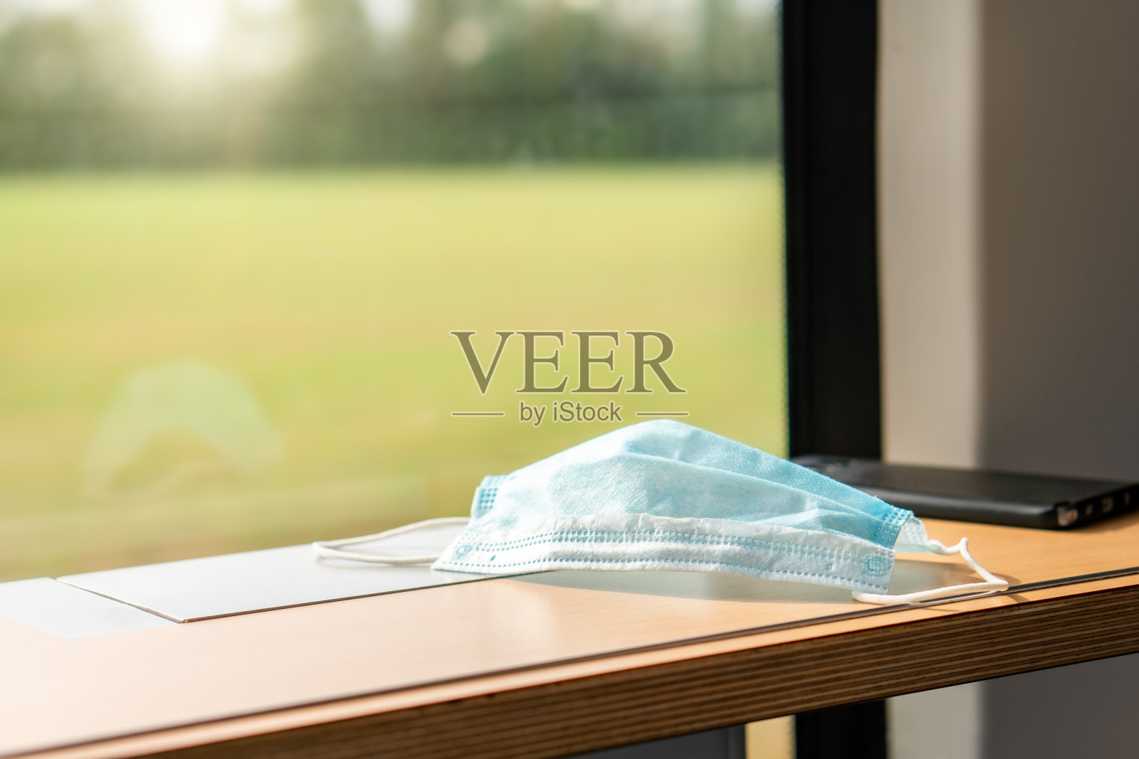 车厢内空空如也，公交车、地铁、公共交通、窗户视野和蓝色座椅、游客新常态的社交距离、安全出行、佩戴卫生口罩、保护免受冠状病毒感染照片摄影图片