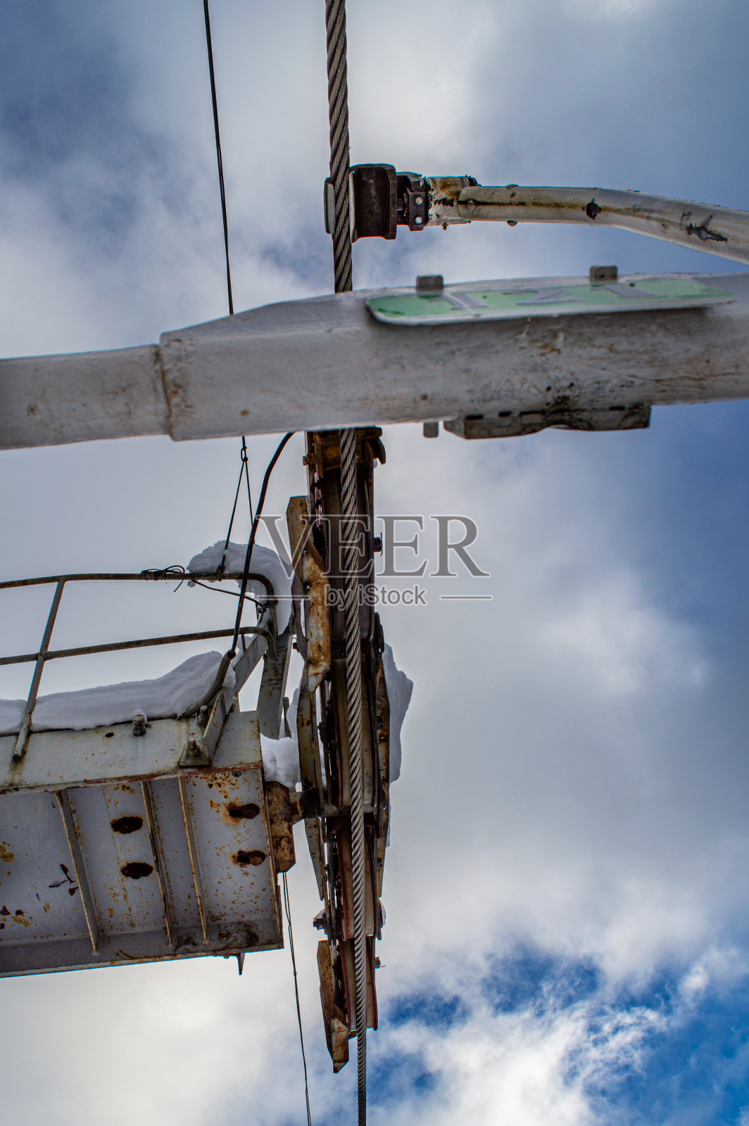 滑雪拖被冰雪覆盖在天蓝色的背景照片摄影图片