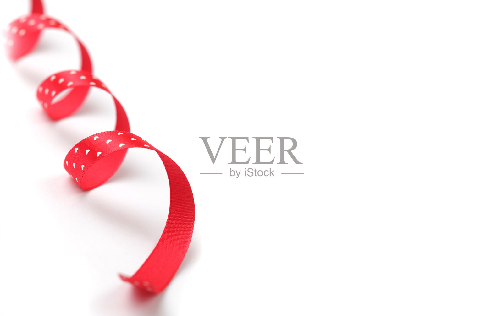 白色背景上的彩色圆点红色丝带照片摄影图片