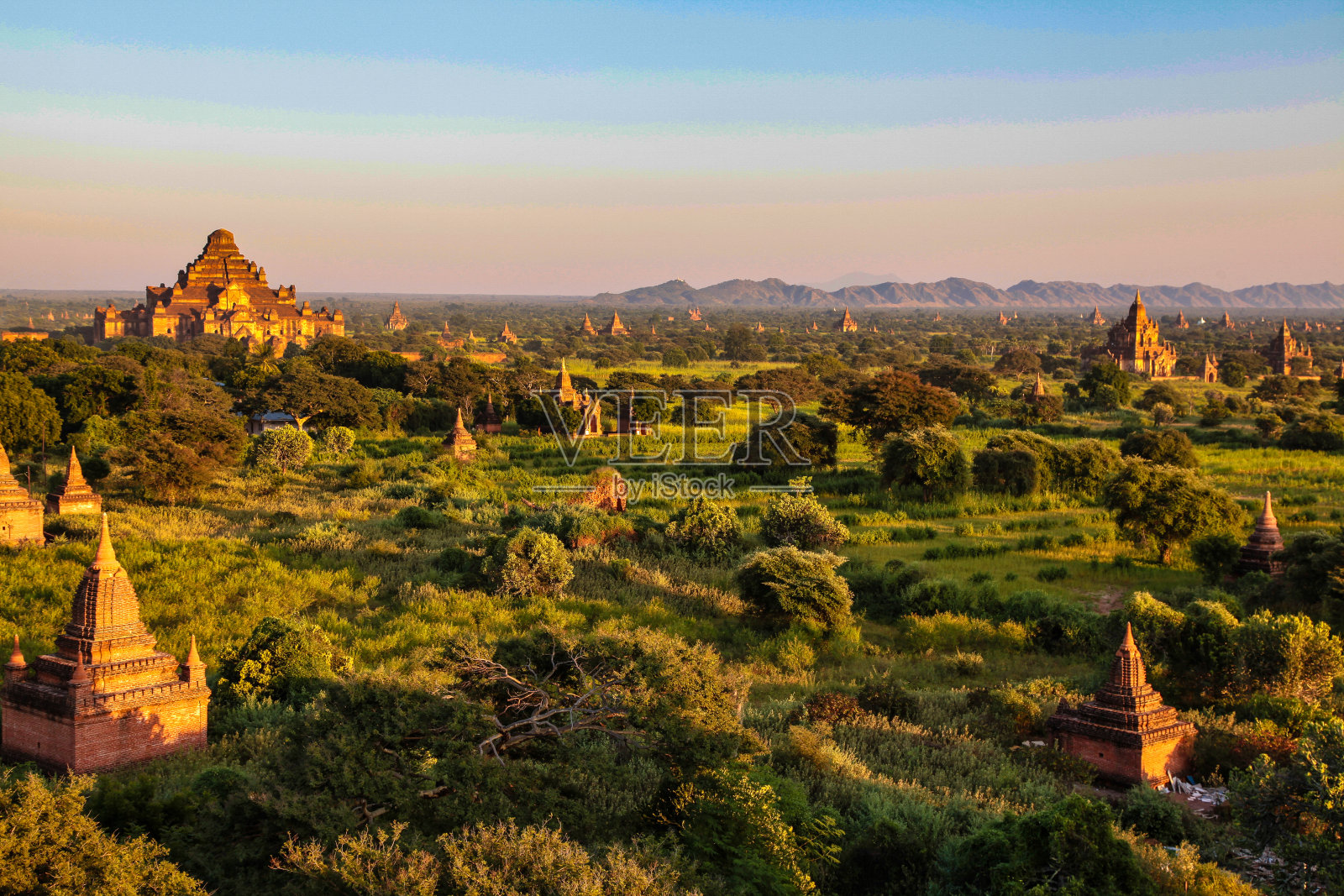 缅甸蒲甘的宝塔和寺庙，以前是缅甸，是世界遗产。照片摄影图片