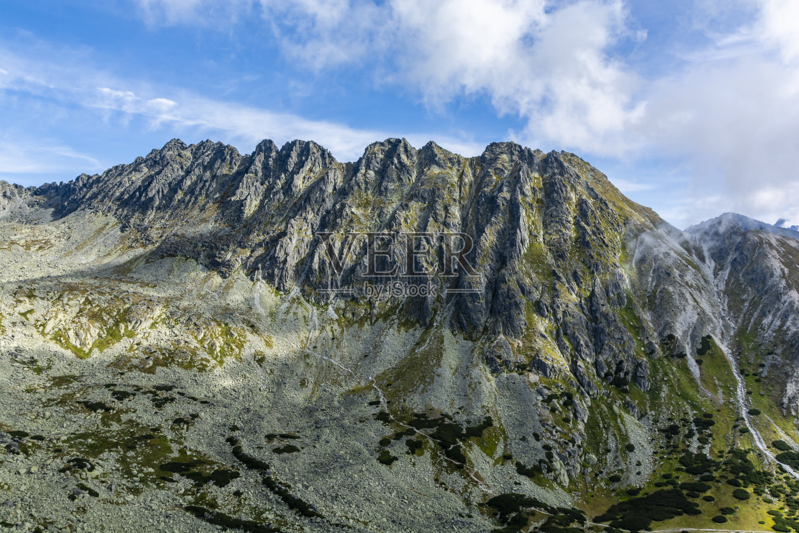 山脊在夏末的一个美丽的日子里风景。Tatra山上。照片摄影图片