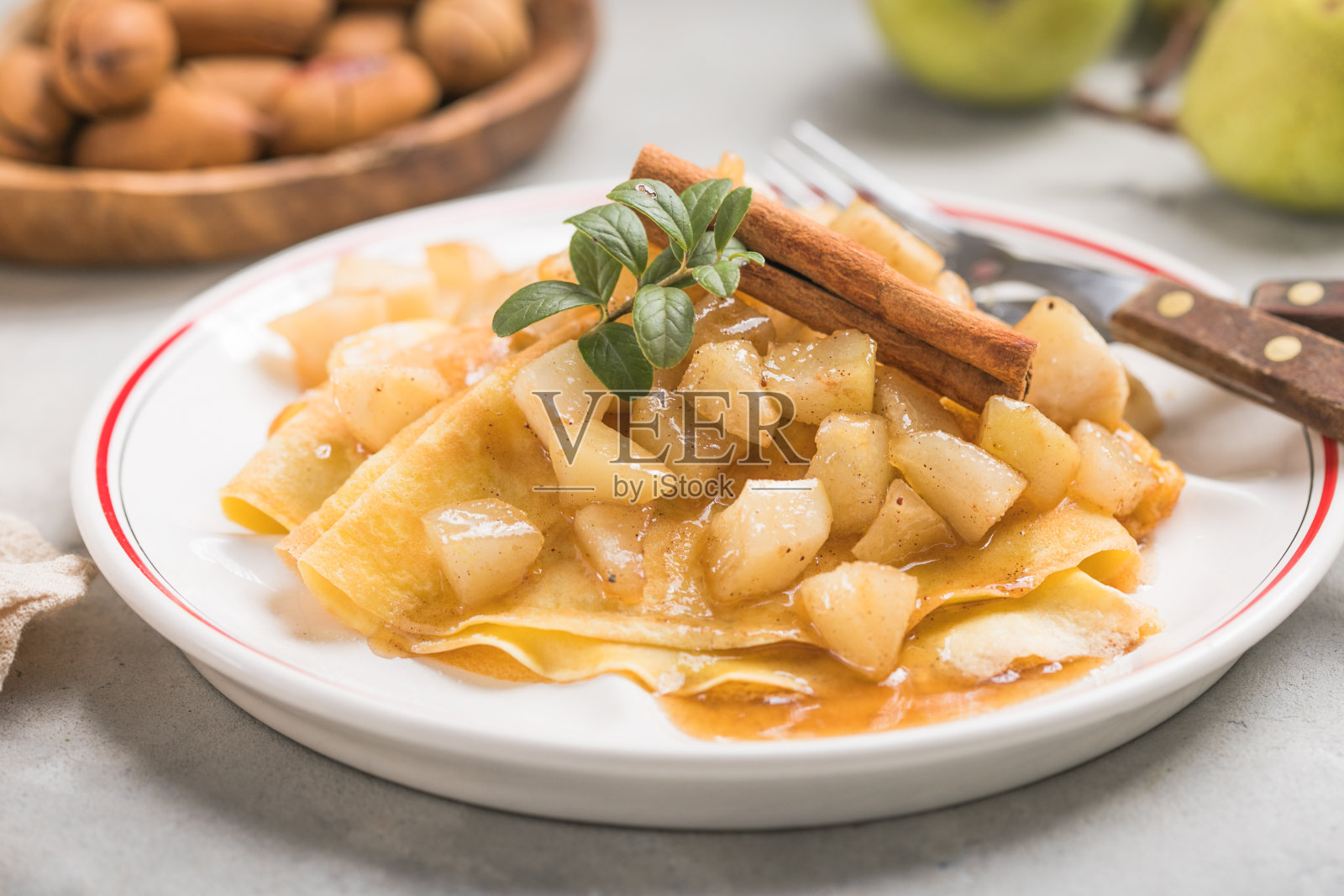 苹果馅的薄煎饼，卷饼，俄罗斯传统食物，法式甜点，母亲节早餐配郁金香照片摄影图片