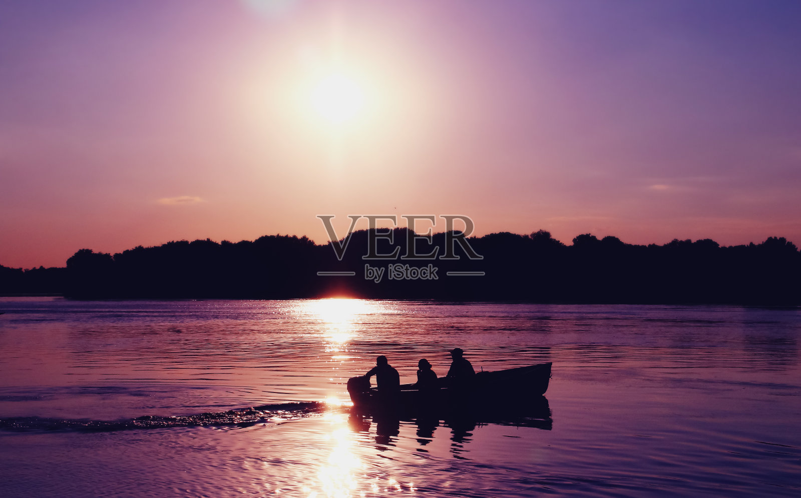 多瑙河上一艘船的剪影。照片摄影图片