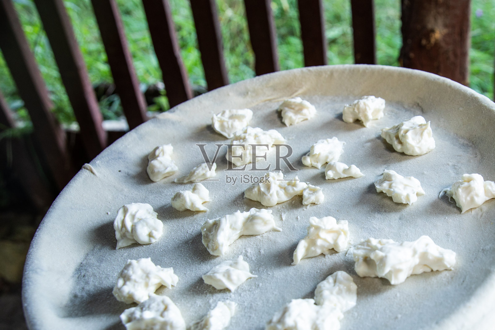 桌上放着美味的意大利披萨照片摄影图片