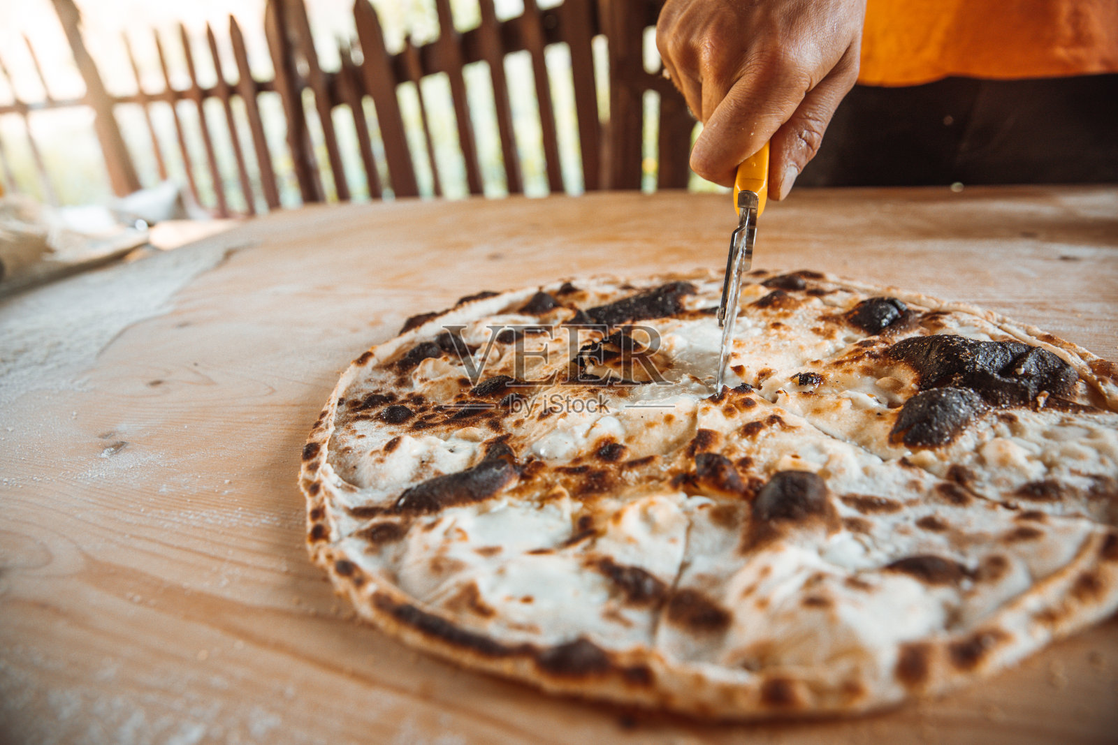 桌上放着美味的意大利披萨照片摄影图片
