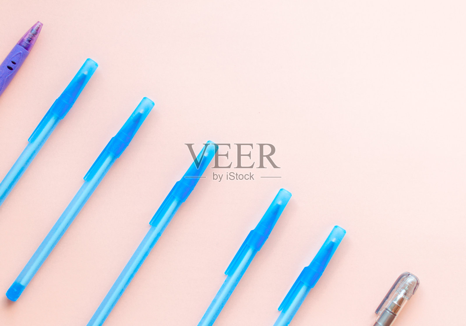 学校文具、医用口罩、笔洗手液、开学、新冠肺炎后返校、大流行后隔离照片摄影图片