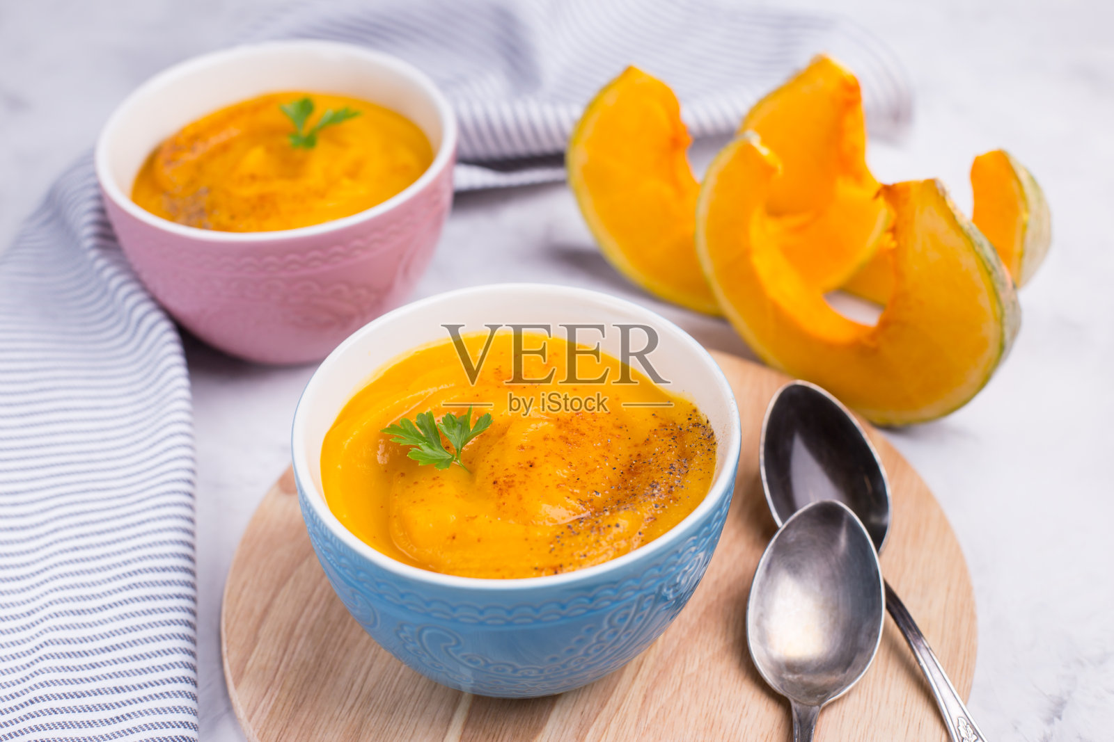 灯光背景下的南瓜汤。照片摄影图片