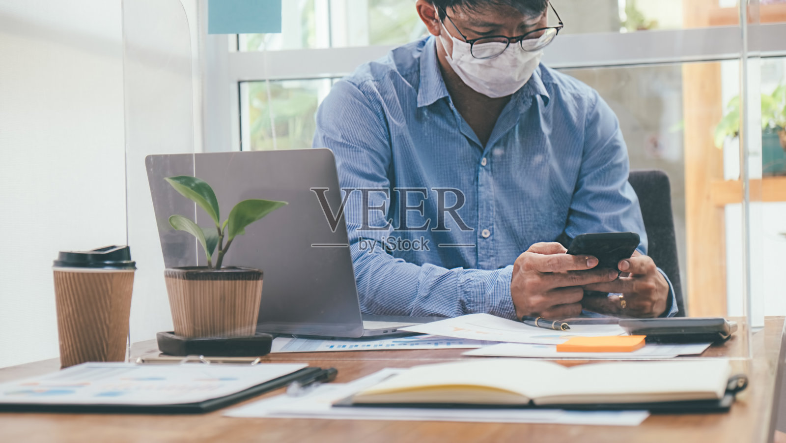 亚洲人成功的团队合作，戴着医用口罩工作。新冠肺炎疫情中私人办公室社交距离的工作照片摄影图片