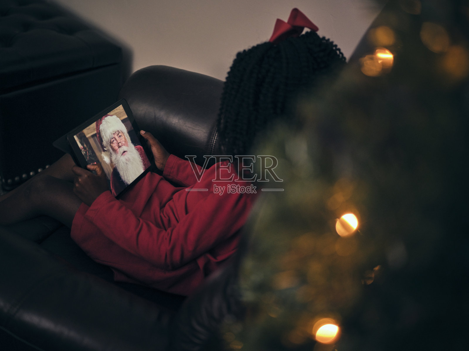 小女孩和圣诞老人视频通话照片摄影图片