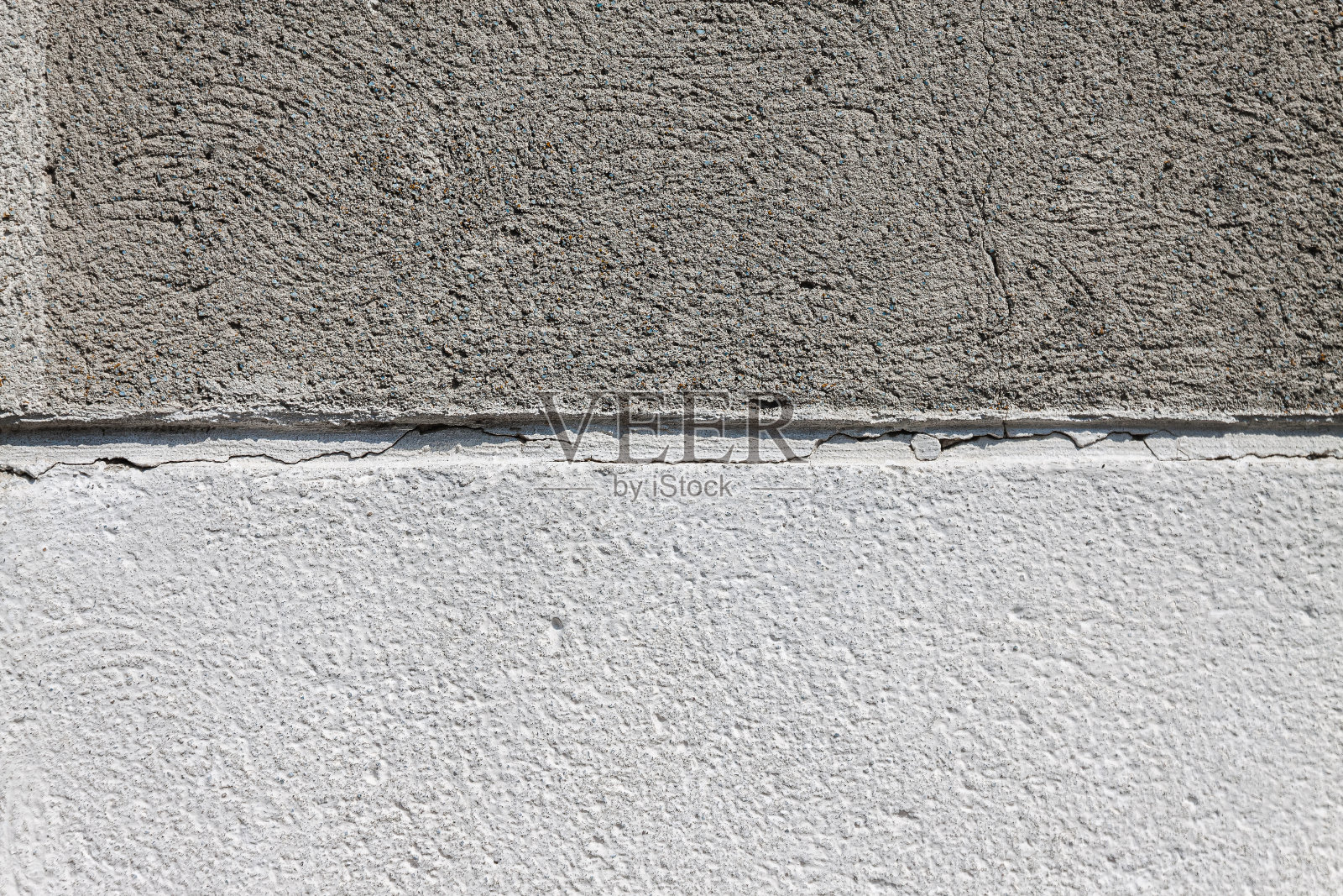 背景是两种色调的混凝土，浅灰色和深灰色，分成两半照片摄影图片