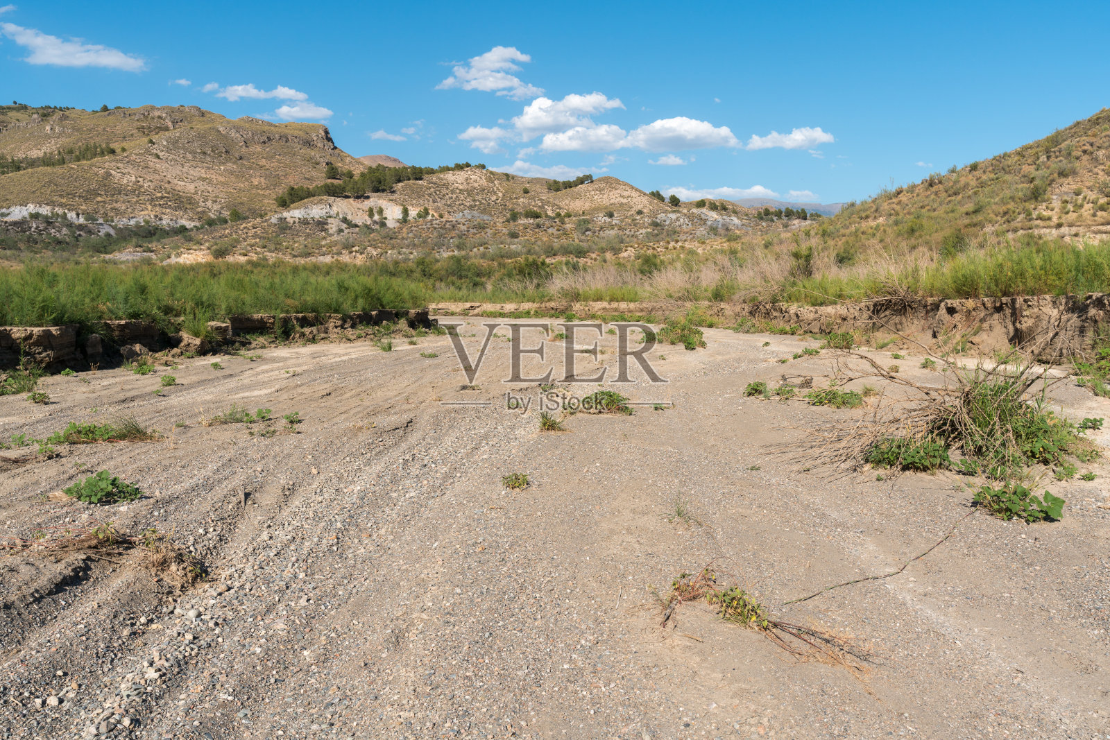 贝纳尔水库附近的山区景观照片摄影图片