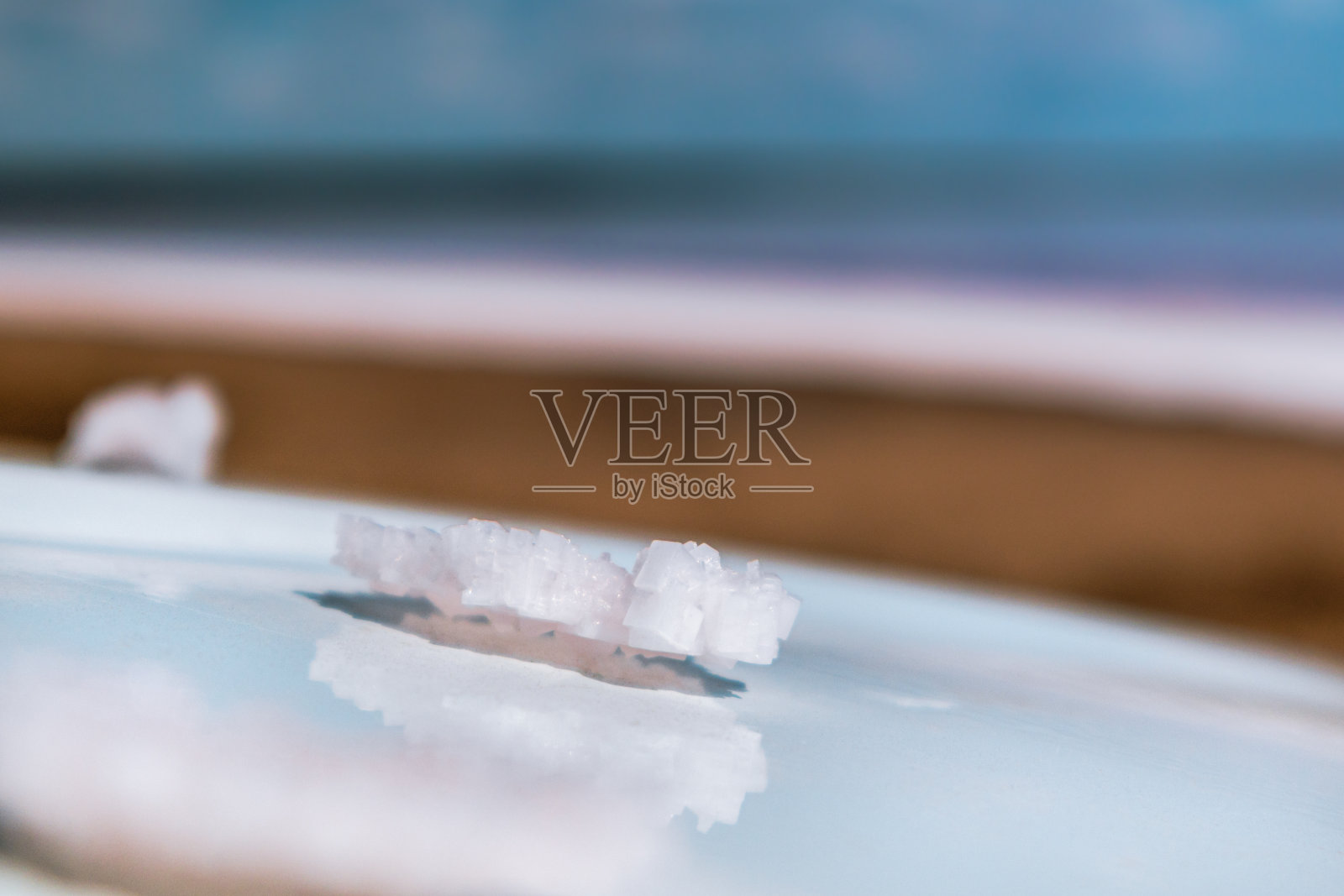 粉白色的盐晶体，白色反光表面照片摄影图片