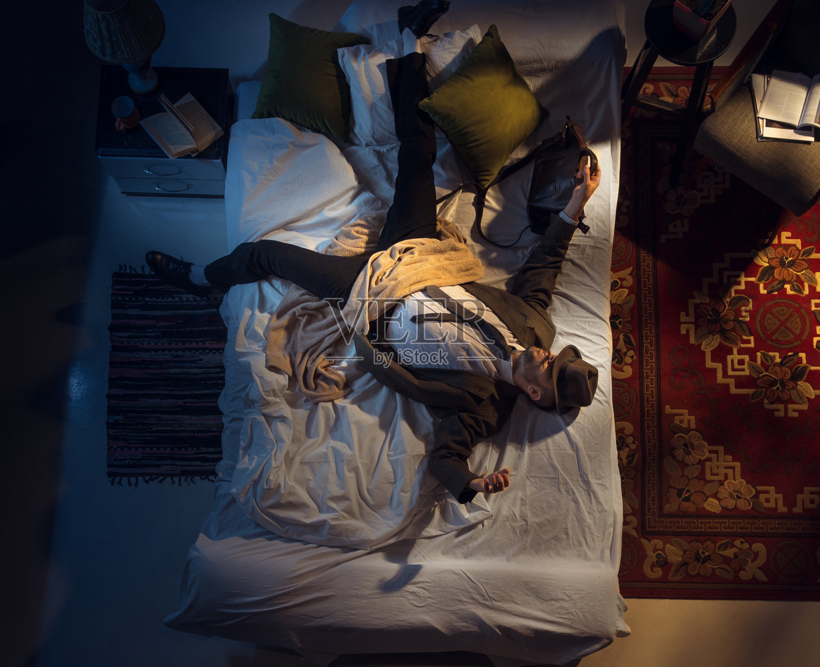 一个商人的肖像，一个睡在家里床上的会计师照片摄影图片